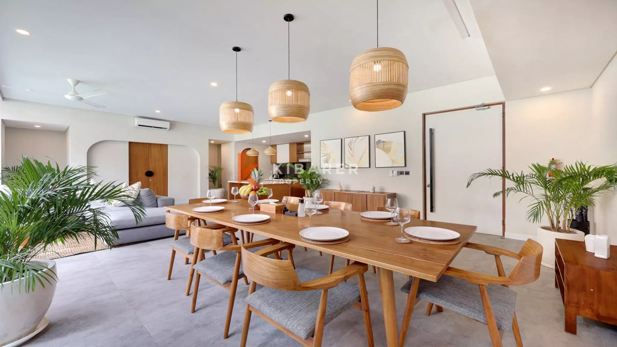 Vila Dua Lantai Empat Kamar Tidur Elegan dengan Rooftop Dekat Pantai Berawa