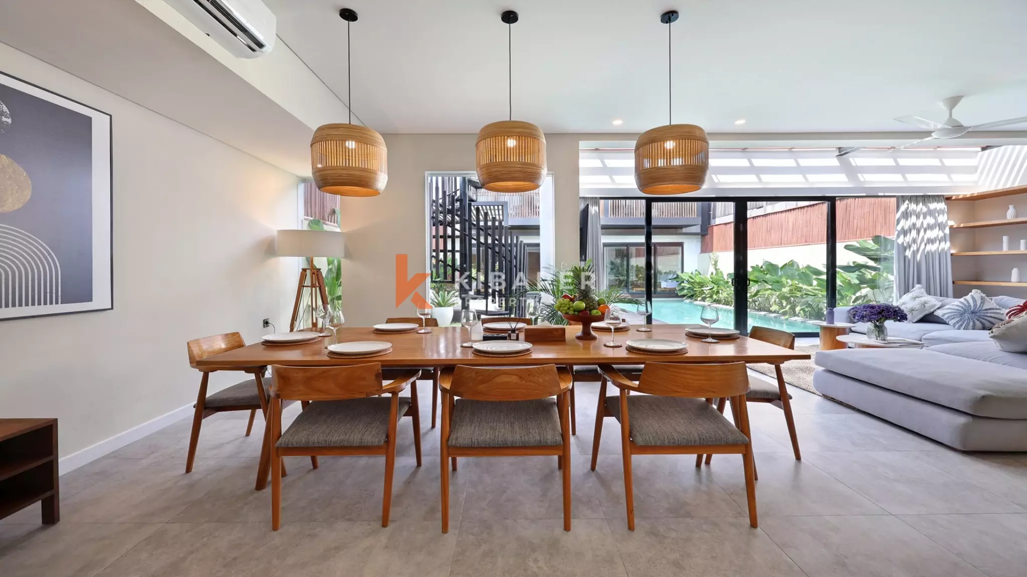 Vila Dua Lantai Empat Kamar Tidur Elegan dengan Rooftop Dekat Pantai Berawa