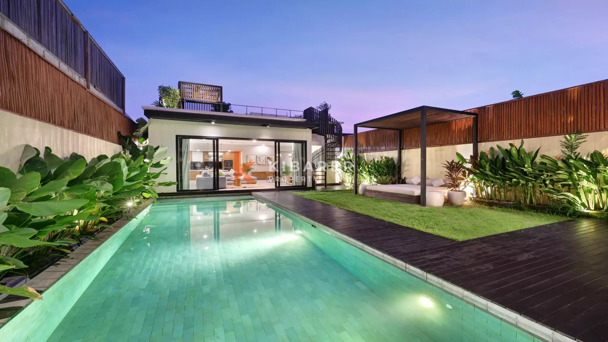 Vila Dua Lantai Empat Kamar Tidur Elegan dengan Rooftop Dekat Pantai Berawa