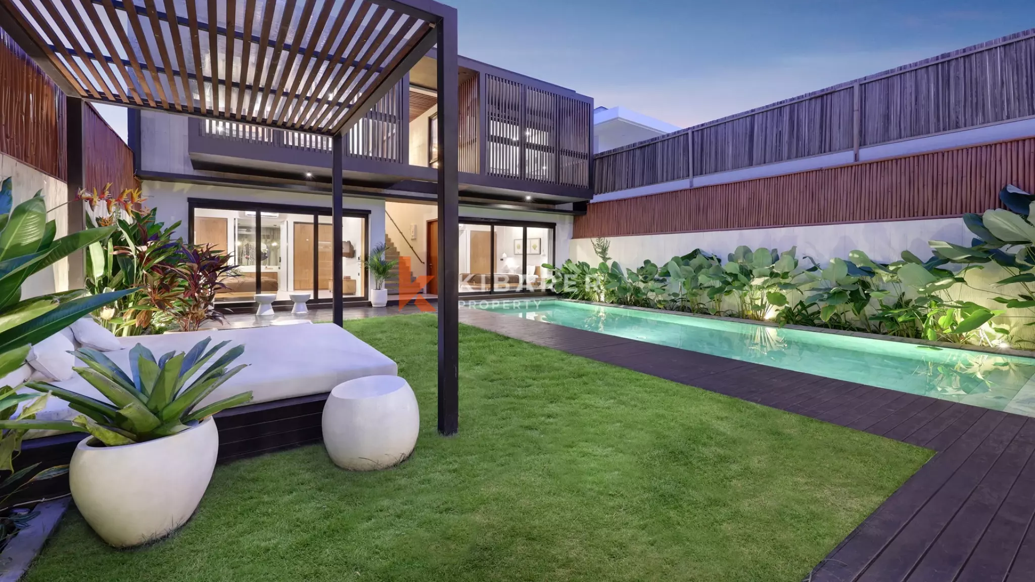 Vila Dua Lantai Empat Kamar Tidur Elegan dengan Rooftop Dekat Pantai Berawa