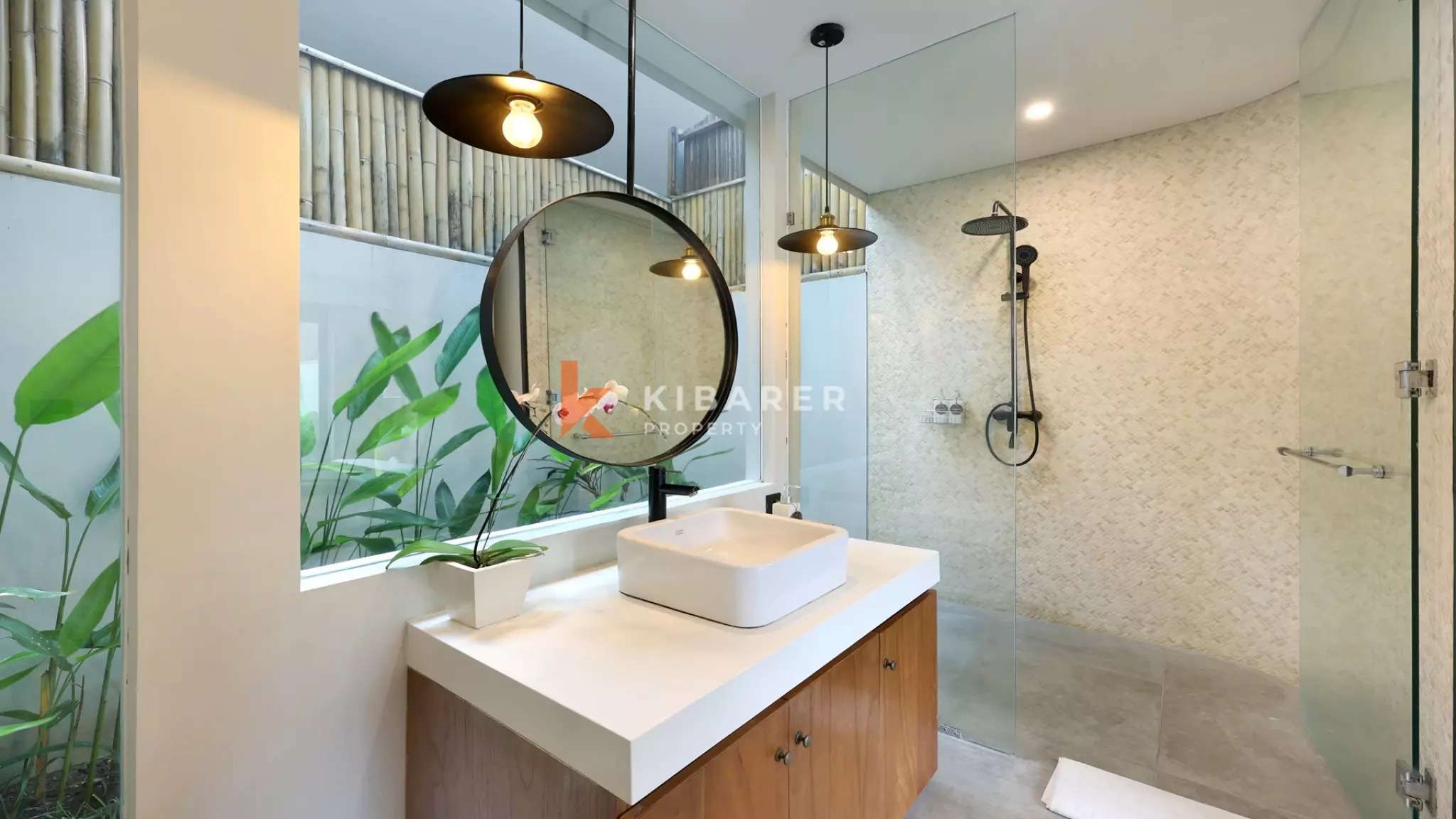 Vila Dua Lantai Empat Kamar Tidur Elegan dengan Rooftop Dekat Pantai Berawa