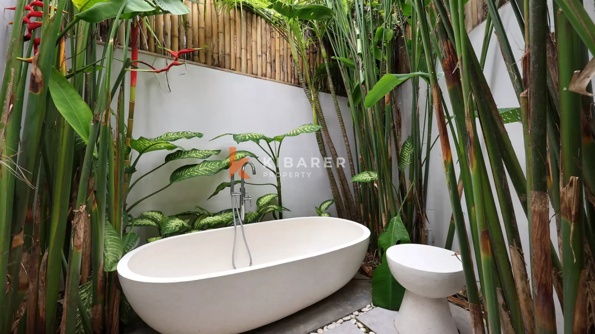 Vila Dua Lantai Empat Kamar Tidur Elegan dengan Rooftop Dekat Pantai Berawa