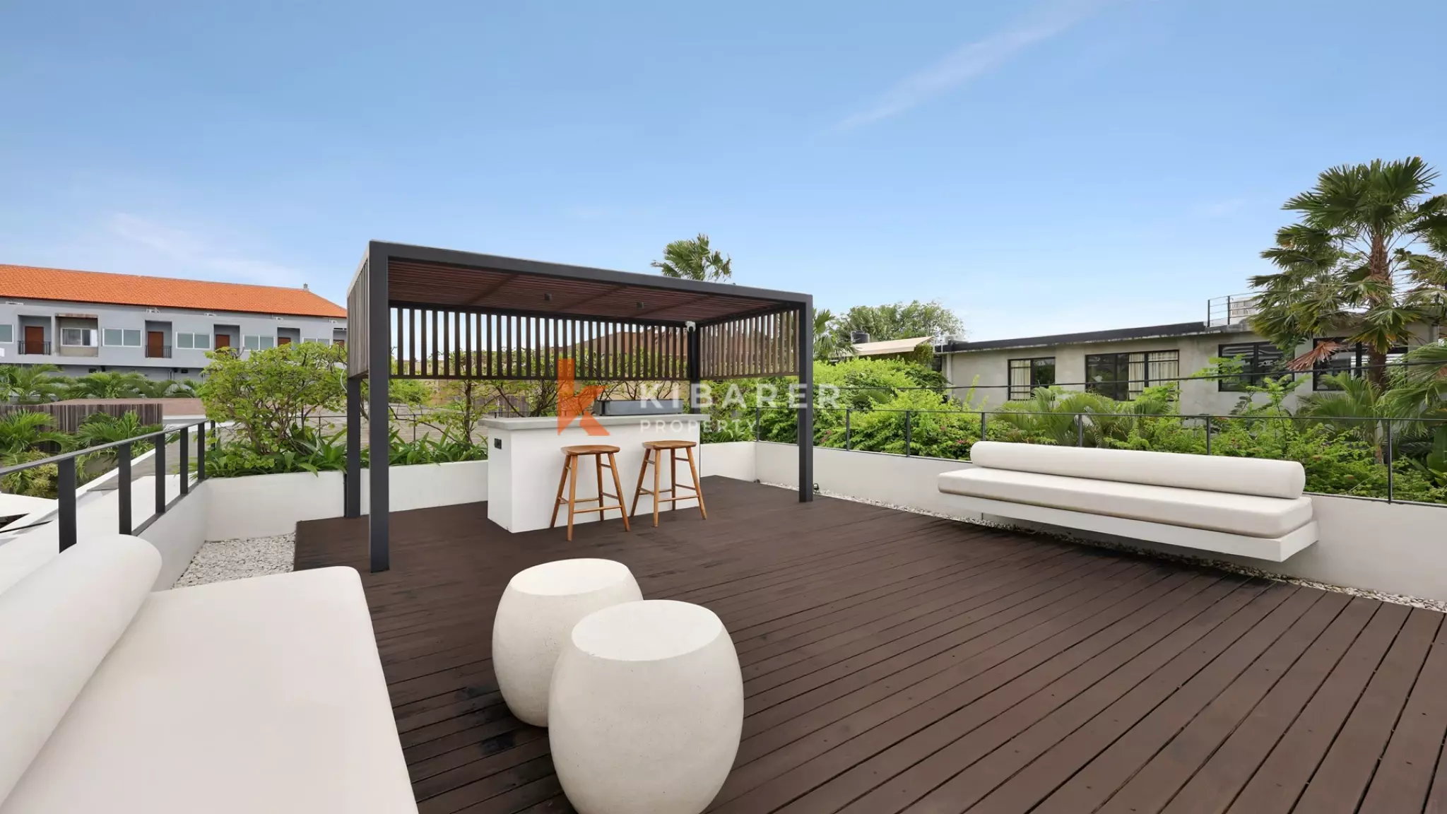 Vila Dua Lantai Empat Kamar Tidur Elegan dengan Rooftop Dekat Pantai Berawa