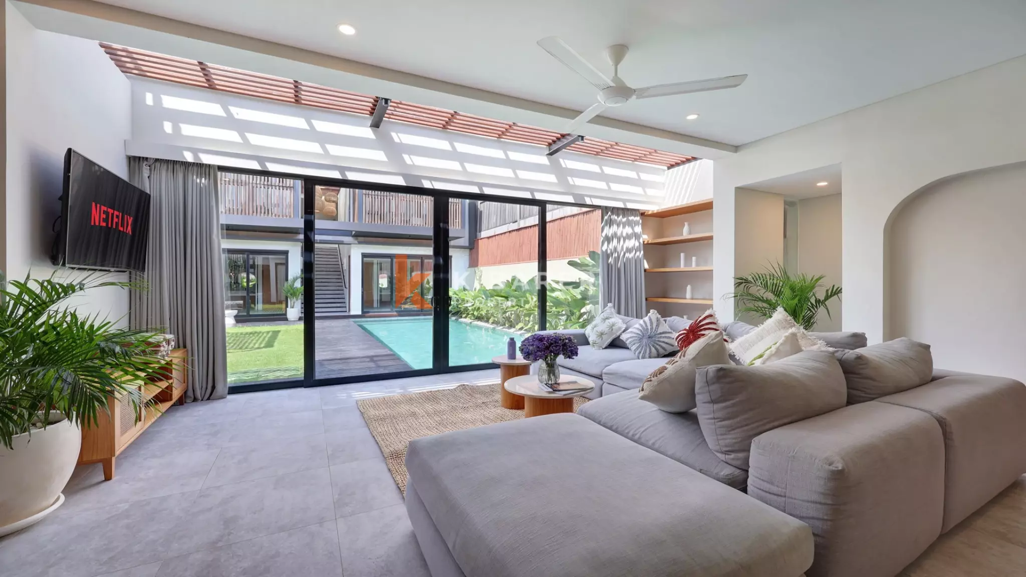 Vila Dua Lantai Empat Kamar Tidur Elegan dengan Rooftop Dekat Pantai Berawa