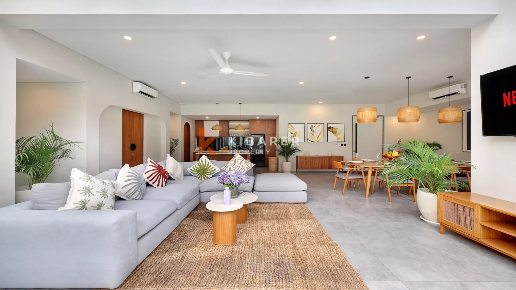 Vila Dua Lantai Empat Kamar Tidur Elegan dengan Rooftop Dekat Pantai Berawa