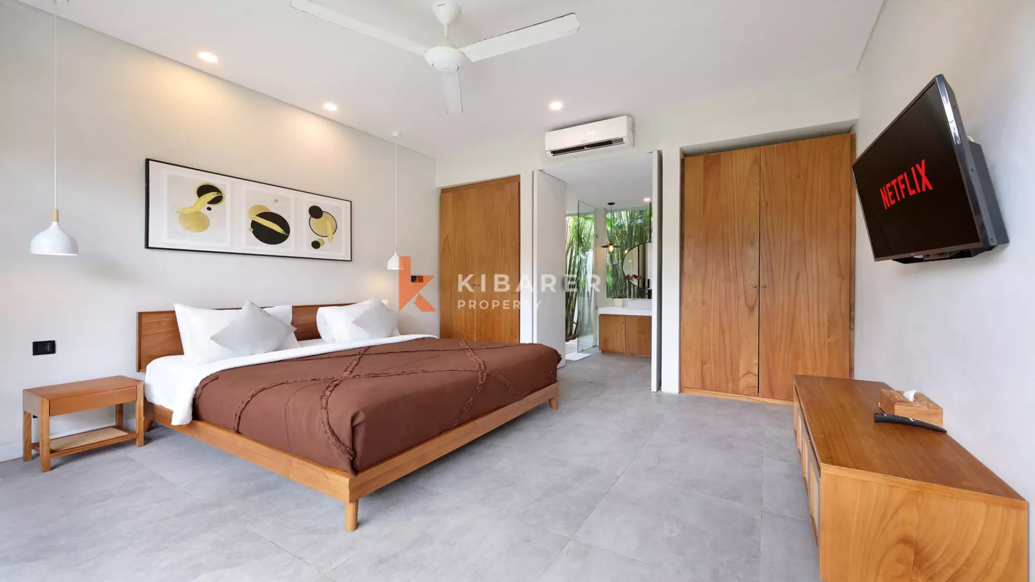 Vila Dua Lantai Empat Kamar Tidur Elegan dengan Rooftop Dekat Pantai Berawa