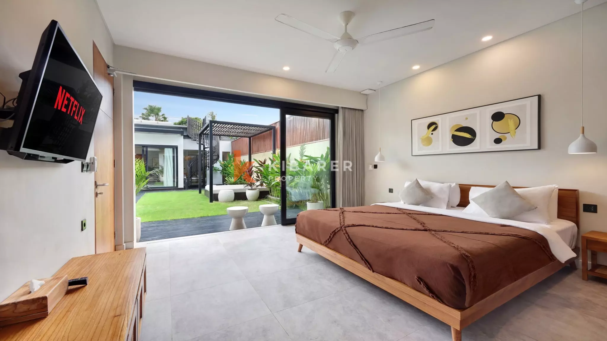 Vila Dua Lantai Empat Kamar Tidur Elegan dengan Rooftop Dekat Pantai Berawa