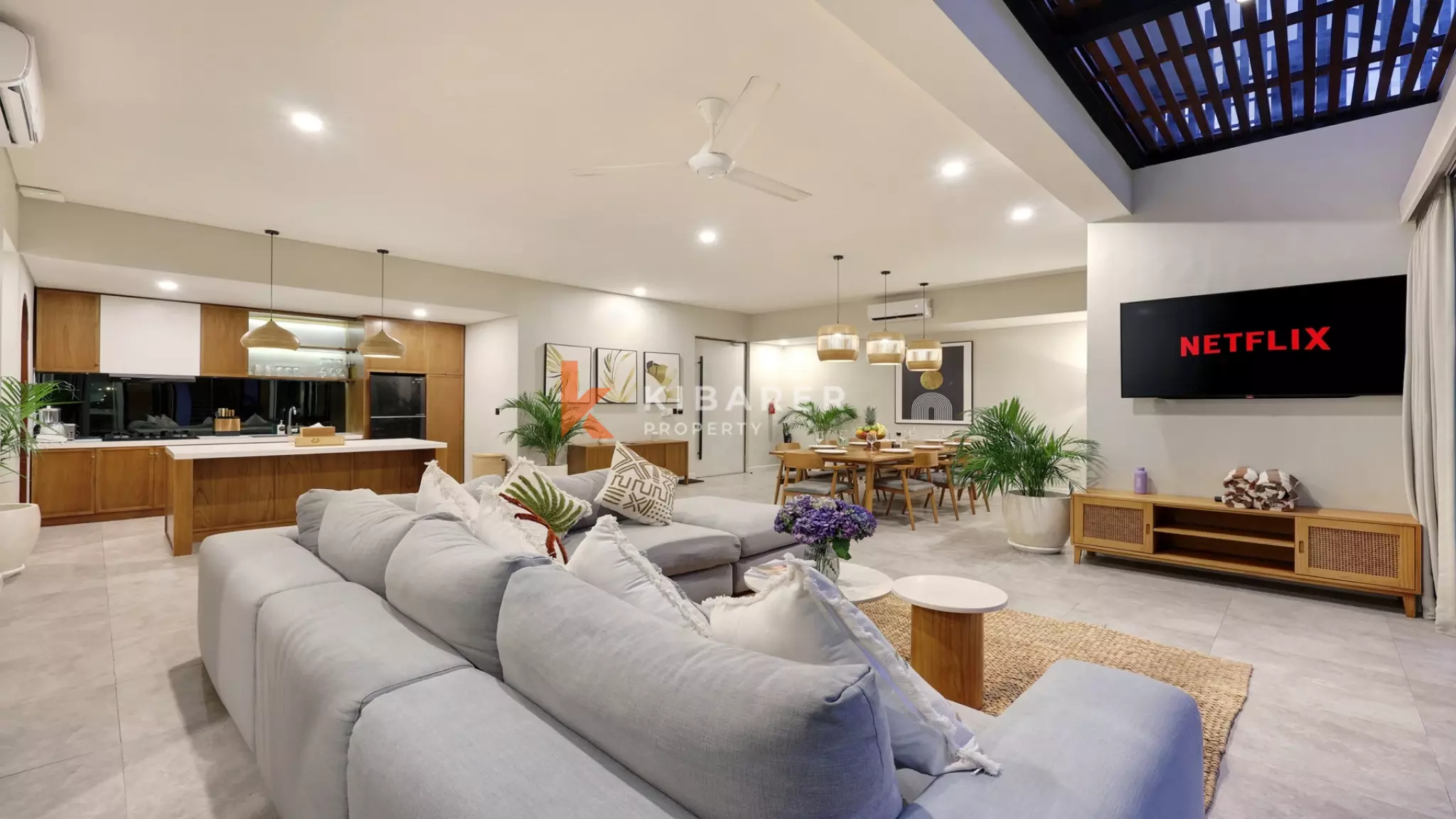 Vila Dua Lantai Empat Kamar Tidur Elegan dengan Rooftop Dekat Pantai Berawa