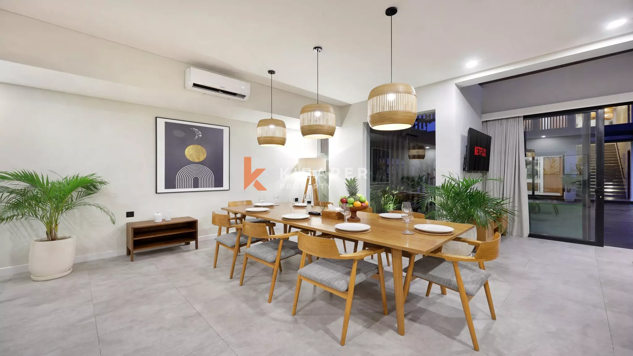 Vila Dua Lantai Empat Kamar Tidur Elegan dengan Rooftop Dekat Pantai Berawa