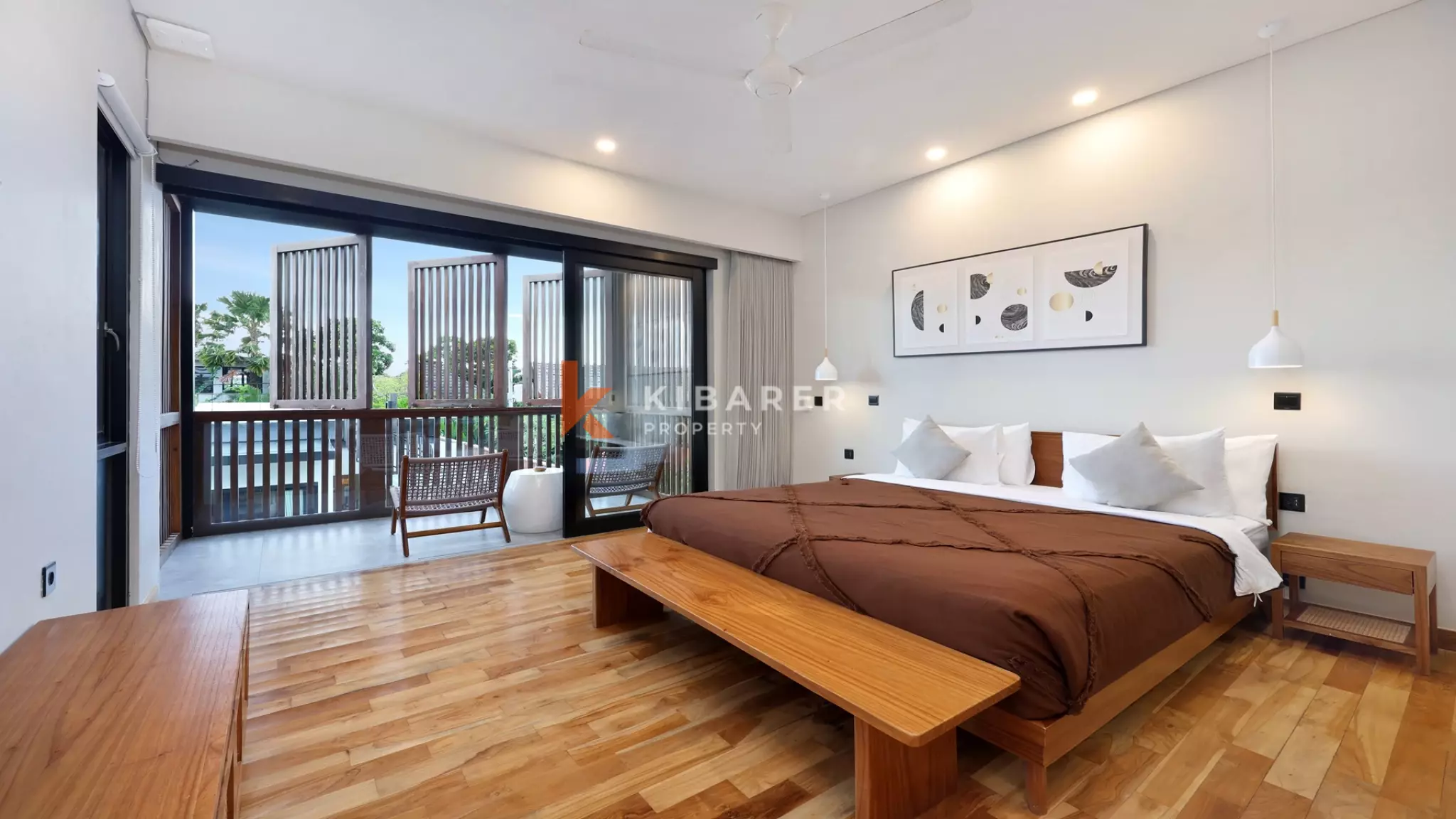 Vila Dua Lantai Empat Kamar Tidur Elegan dengan Rooftop Dekat Pantai Berawa