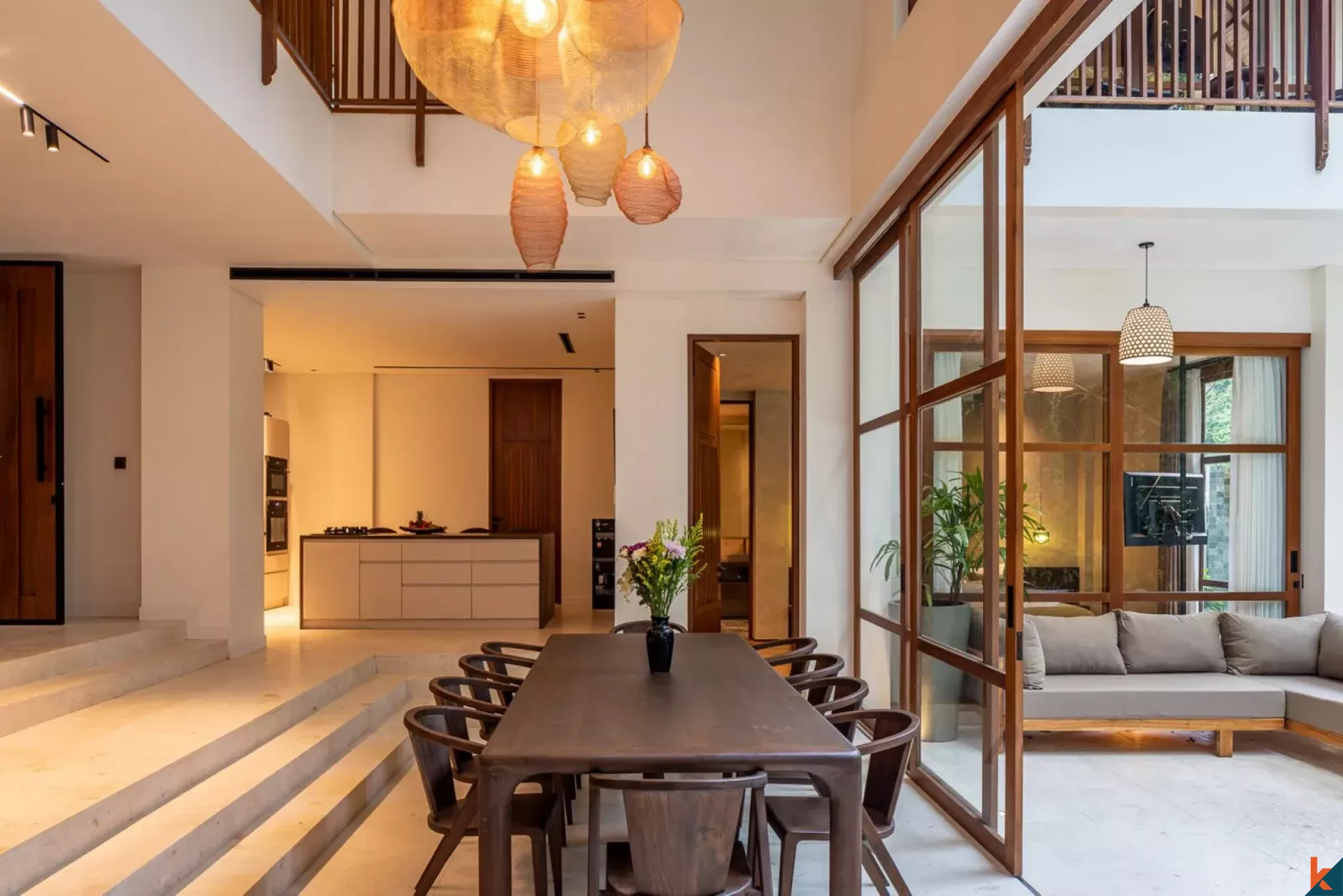 Perumahan mewah dengan enam kamar tidur yang dengan pemandangan sungai dan hutan di Nyanyi