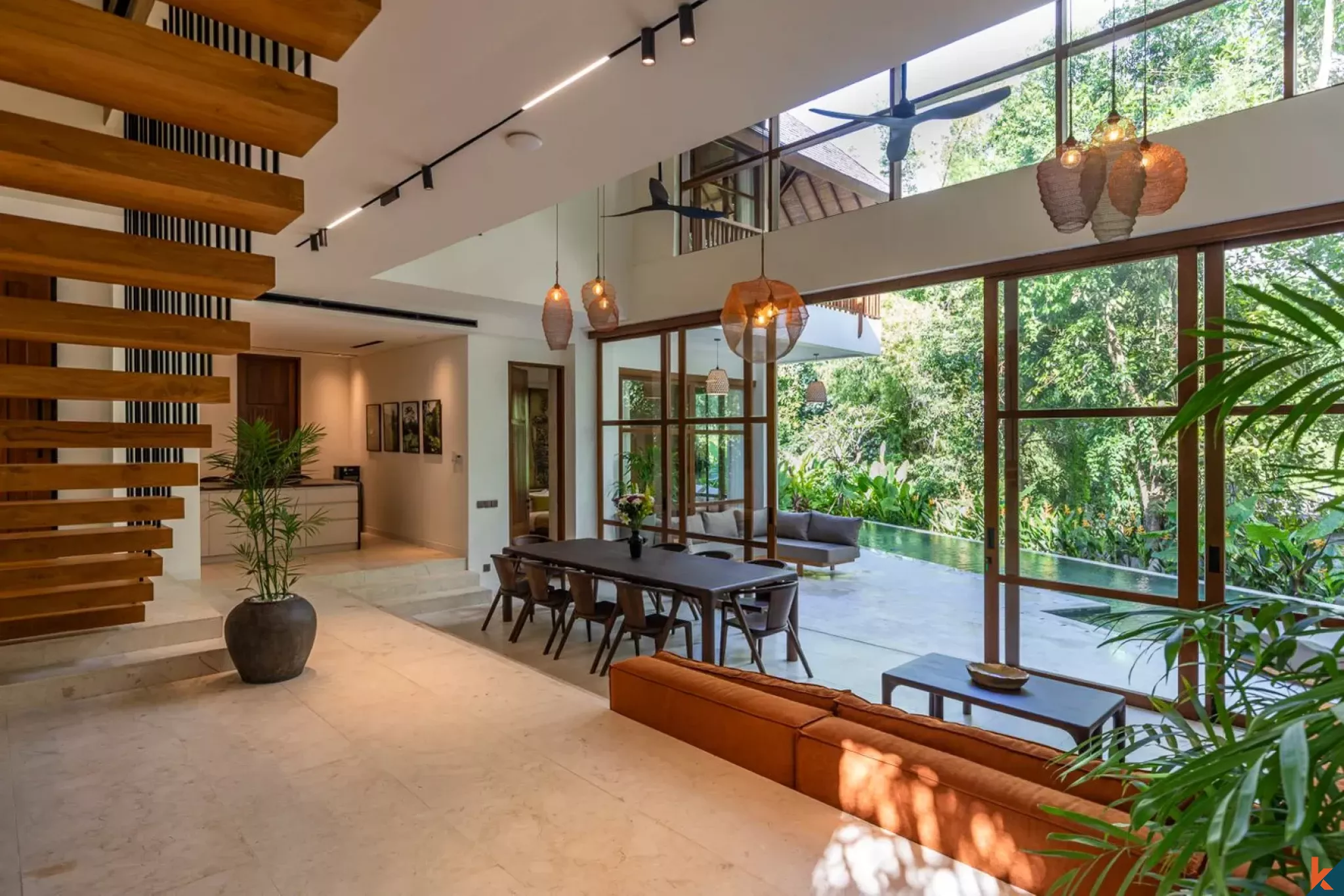 Perumahan mewah dengan enam kamar tidur yang dengan pemandangan sungai dan hutan di Nyanyi