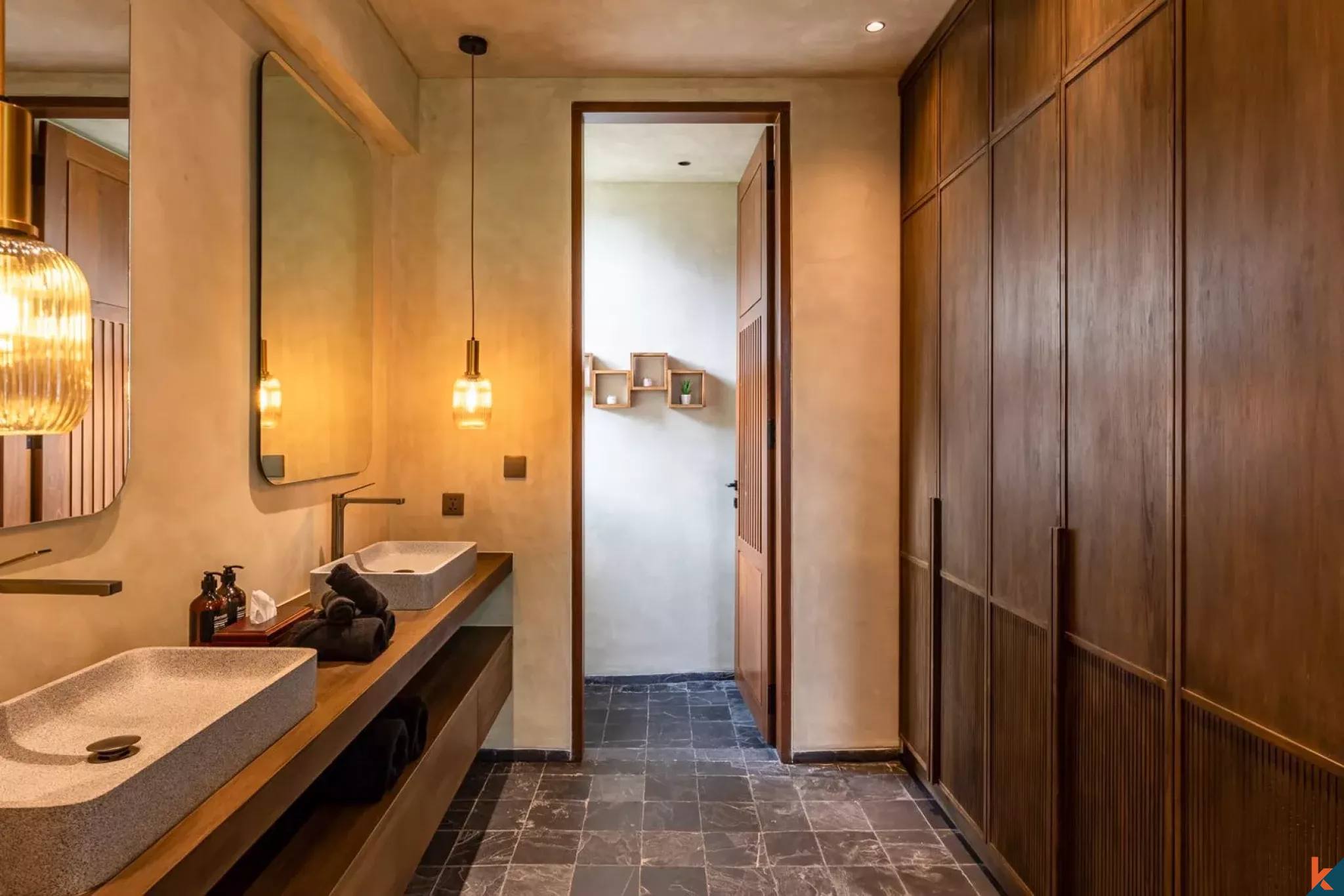 Perumahan mewah dengan enam kamar tidur yang dengan pemandangan sungai dan hutan di Nyanyi