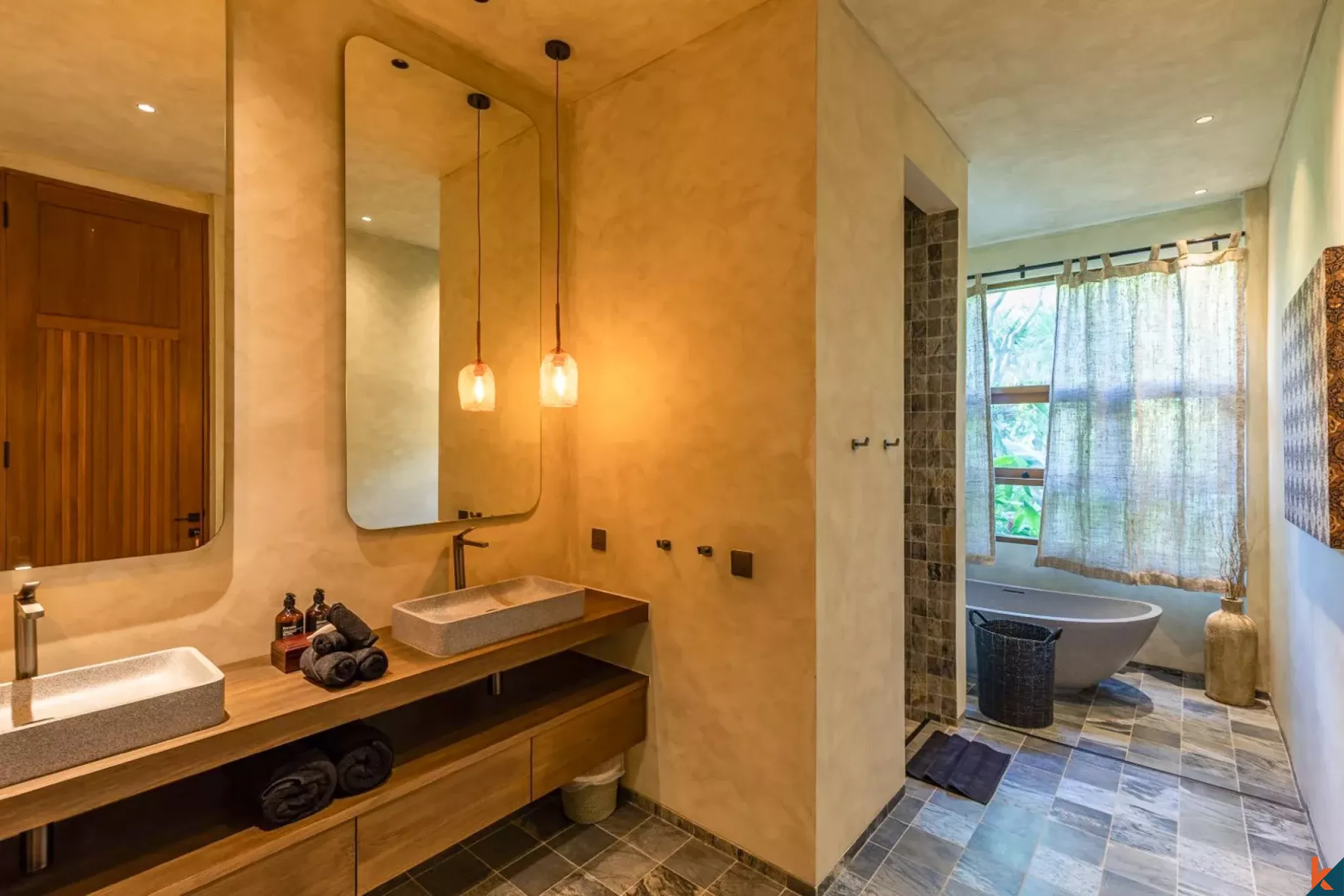 Perumahan mewah dengan enam kamar tidur yang dengan pemandangan sungai dan hutan di Nyanyi