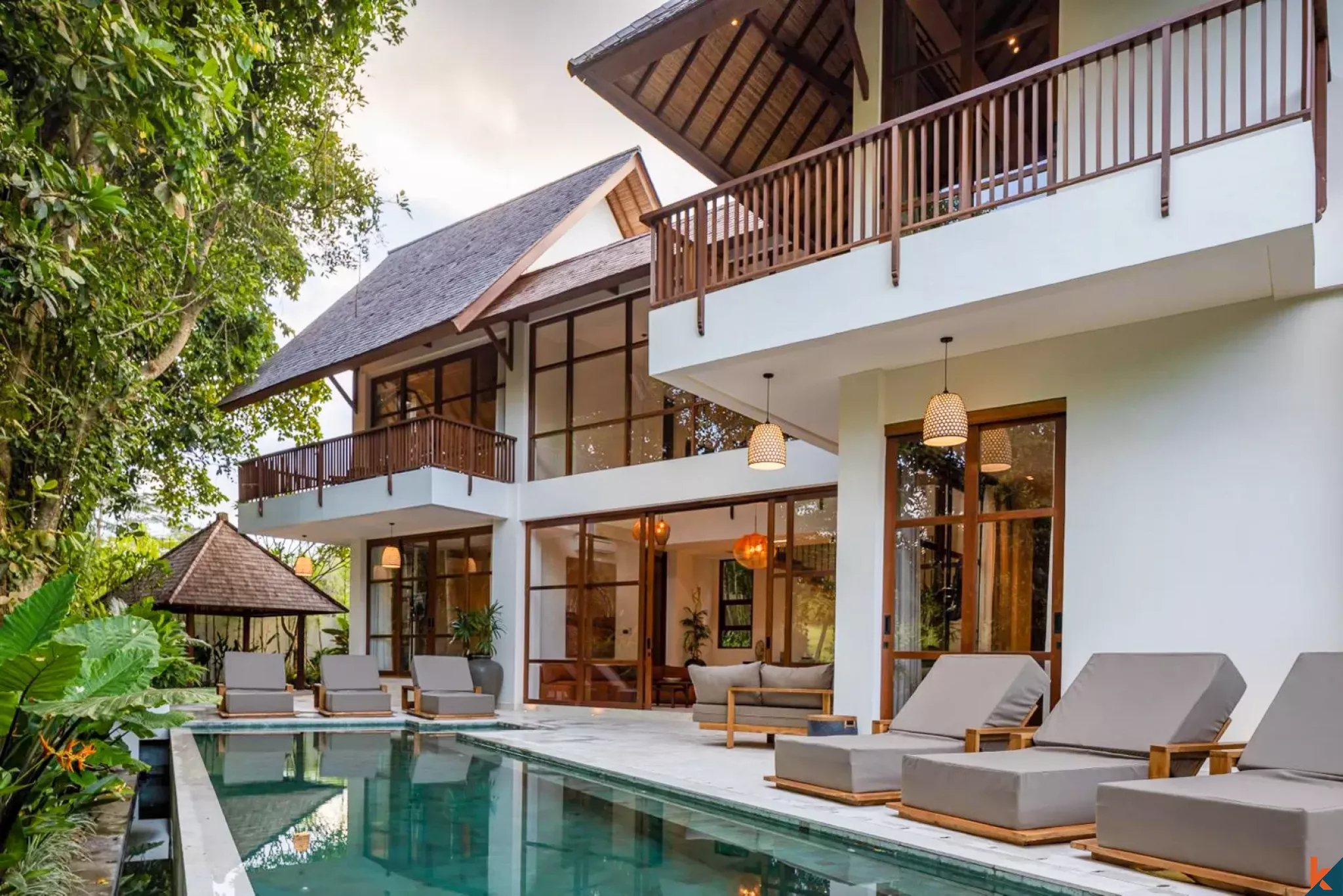 Perumahan mewah dengan enam kamar tidur yang dengan pemandangan sungai dan hutan di Nyanyi