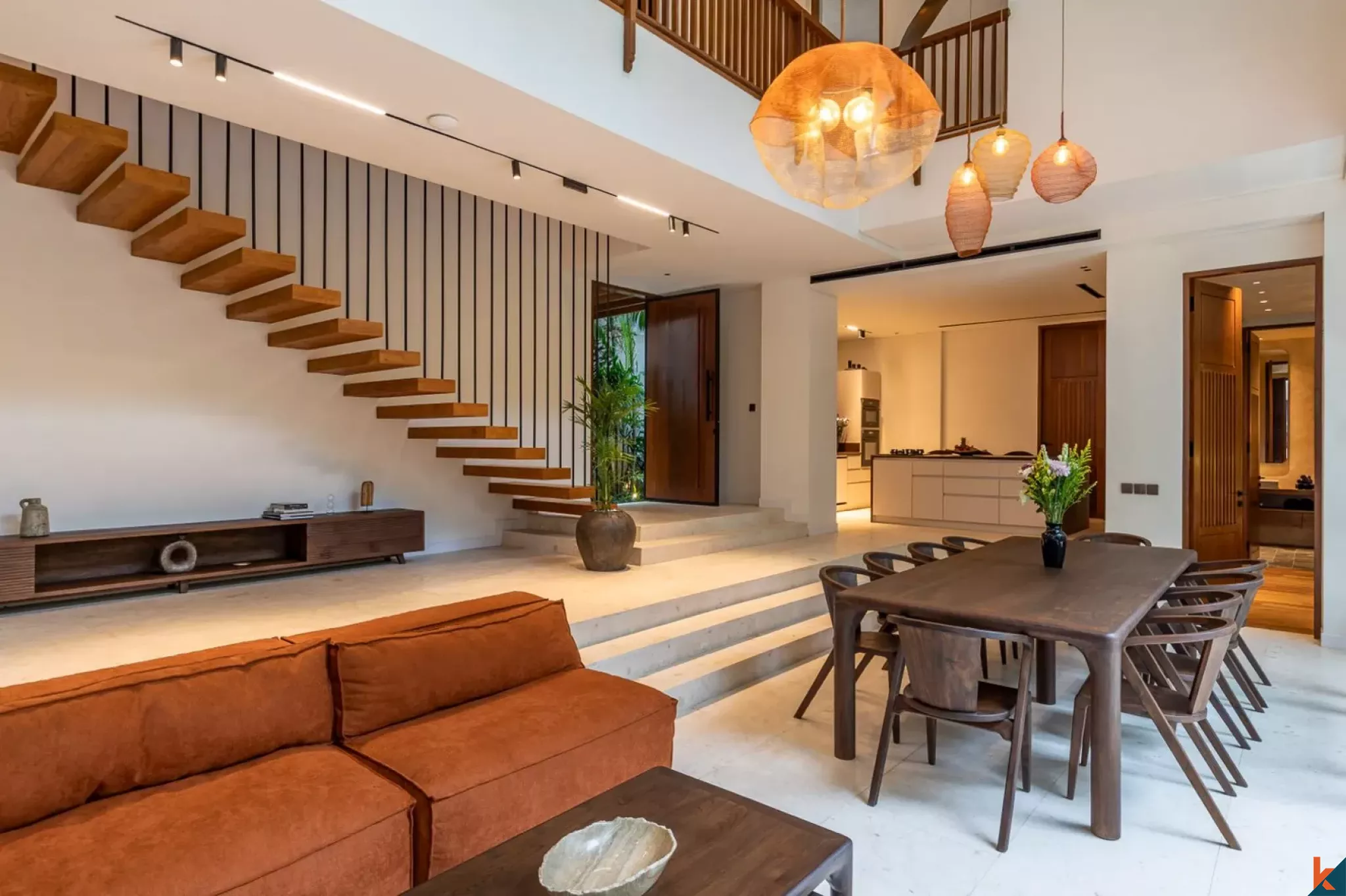 Perumahan mewah dengan enam kamar tidur yang dengan pemandangan sungai dan hutan di Nyanyi