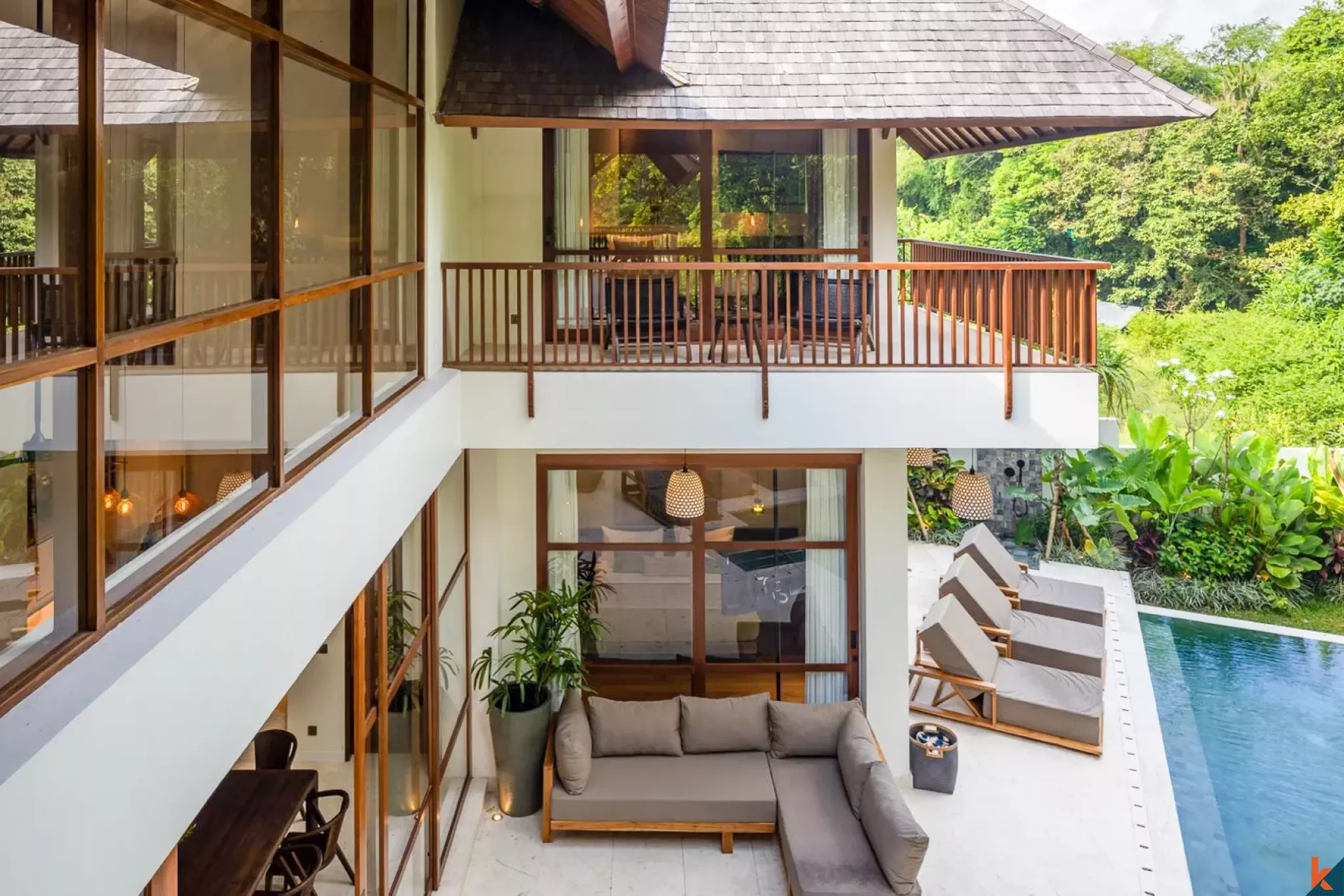 Perumahan mewah dengan enam kamar tidur yang dengan pemandangan sungai dan hutan di Nyanyi