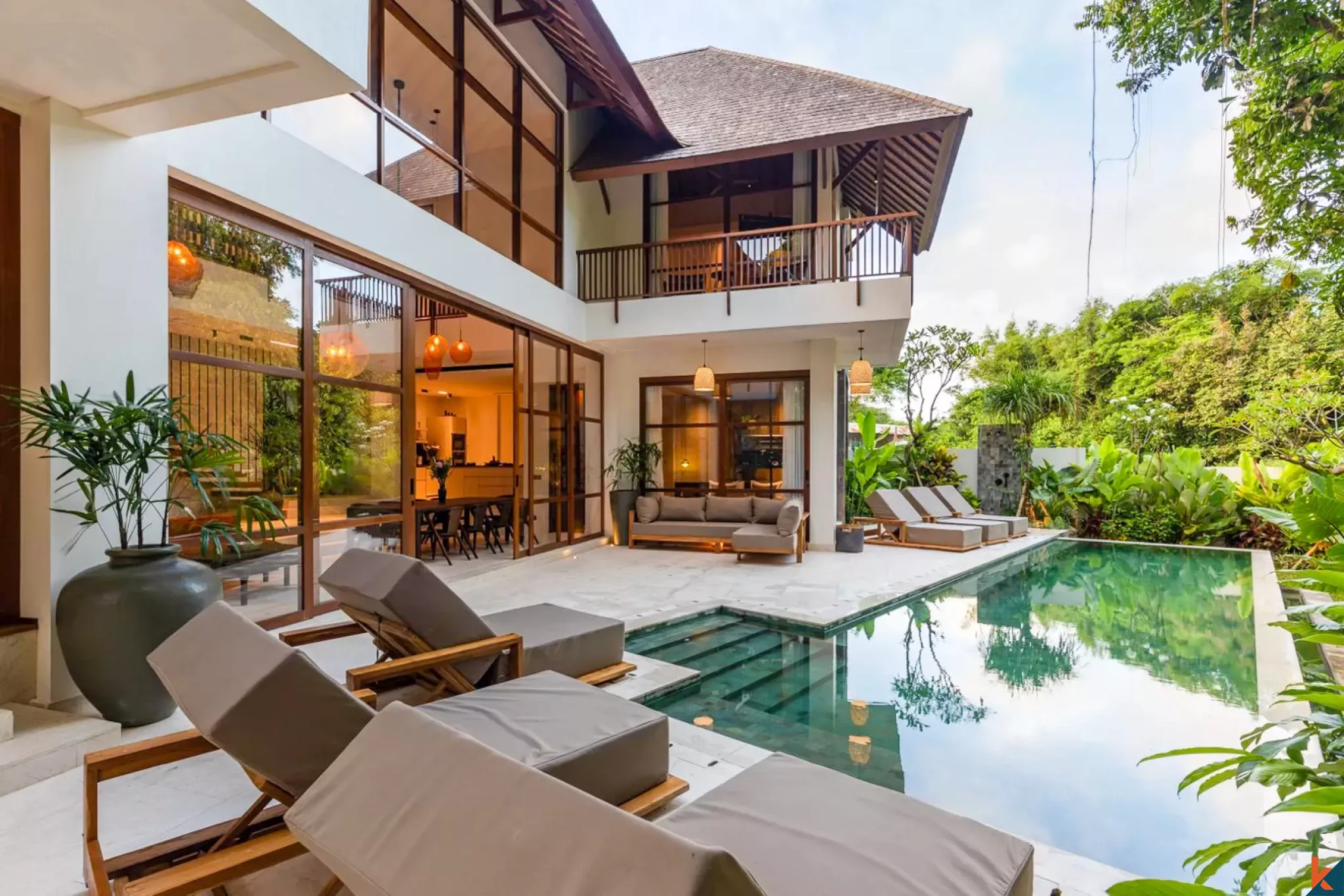 Perumahan mewah dengan enam kamar tidur yang dengan pemandangan sungai dan hutan di Nyanyi