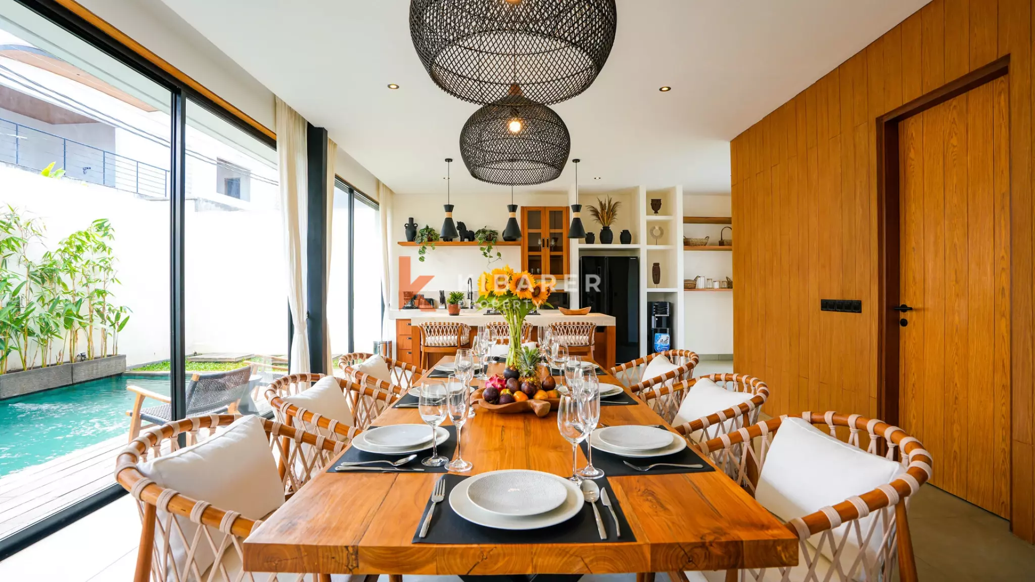 Charming Three Bedrooms Enclosed Living Villa Walking Distance to Cemagi Beach