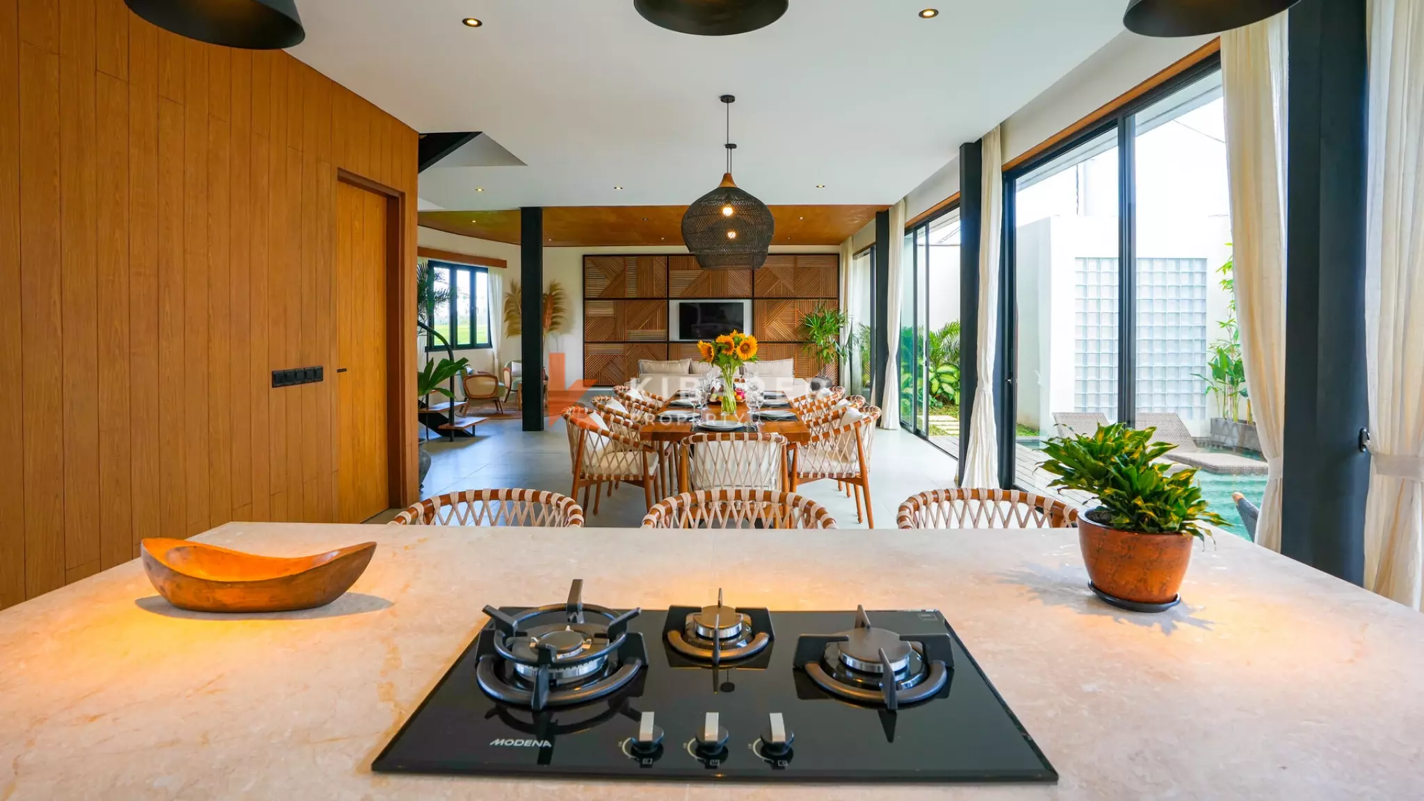 Charming Three Bedrooms Enclosed Living Villa Walking Distance to Cemagi Beach