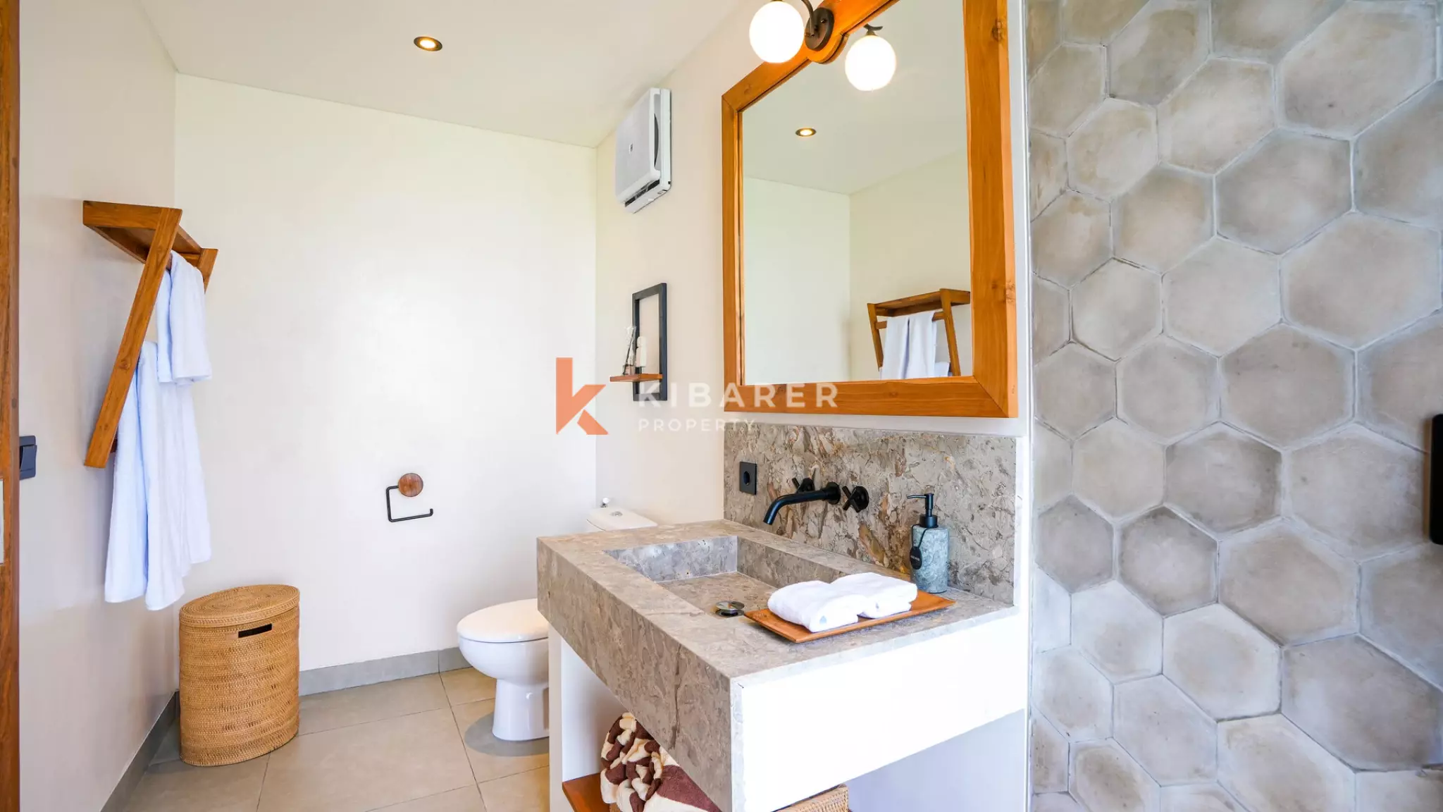 Charming Three Bedrooms Enclosed Living Villa Walking Distance to Cemagi Beach