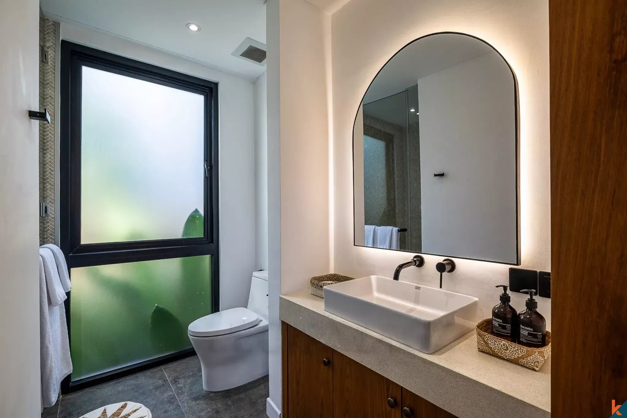 High quality four bedroom leasehold property near Batu Bolong Beach