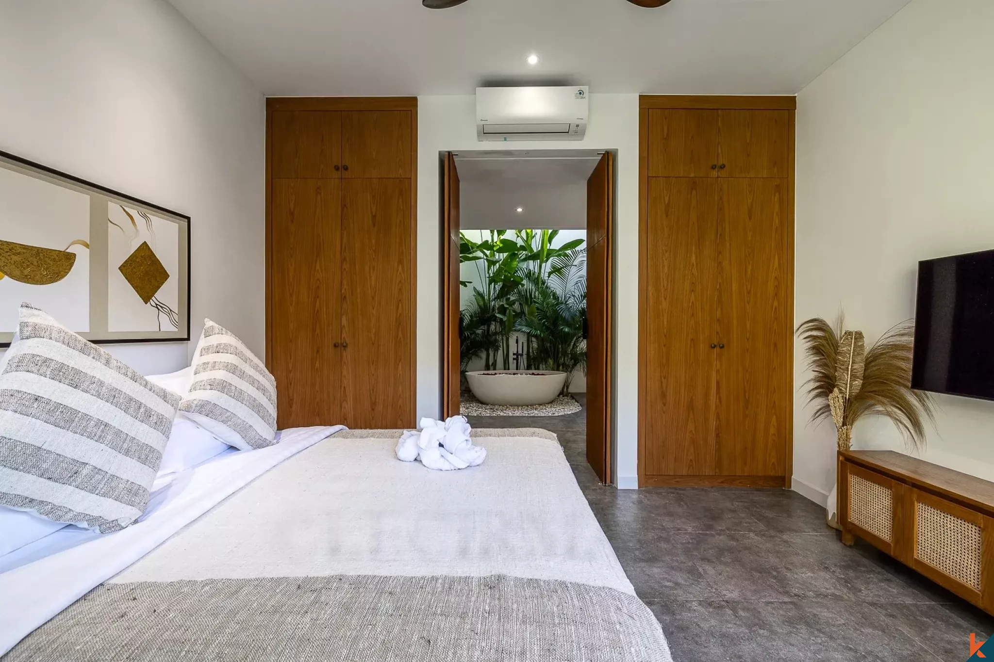 High quality four bedroom leasehold property near Batu Bolong Beach