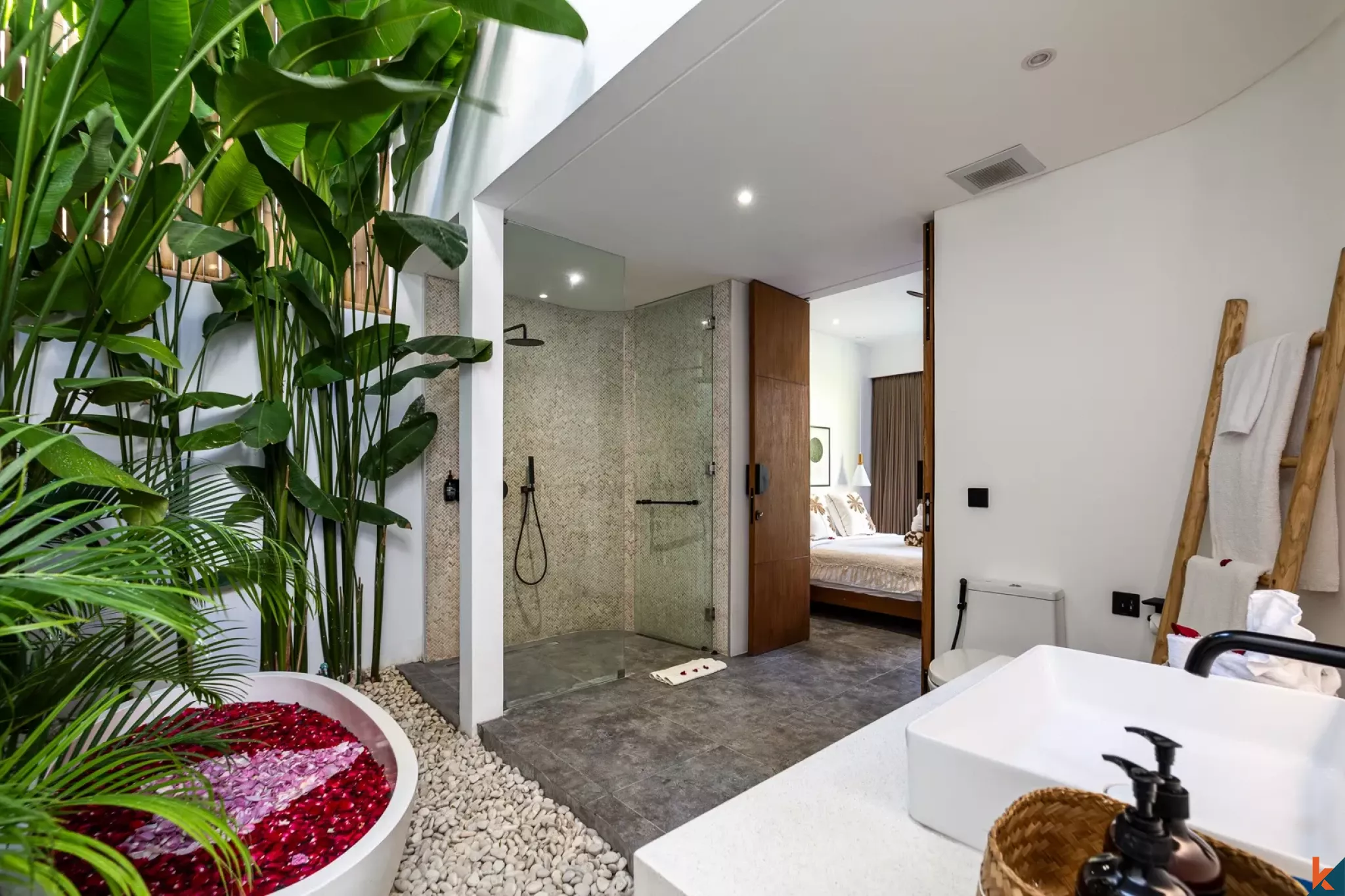 High quality four bedroom leasehold property near Batu Bolong Beach