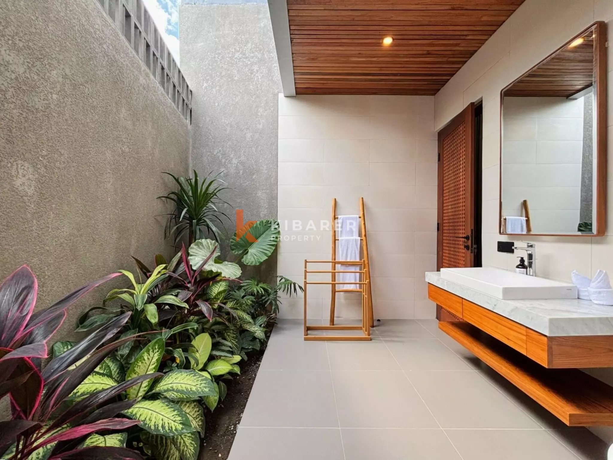 Villa Lima Kamar Tidur yang Dirancang dengan Cermat dengan Mini-Spa Pribadi di Batu Bolong