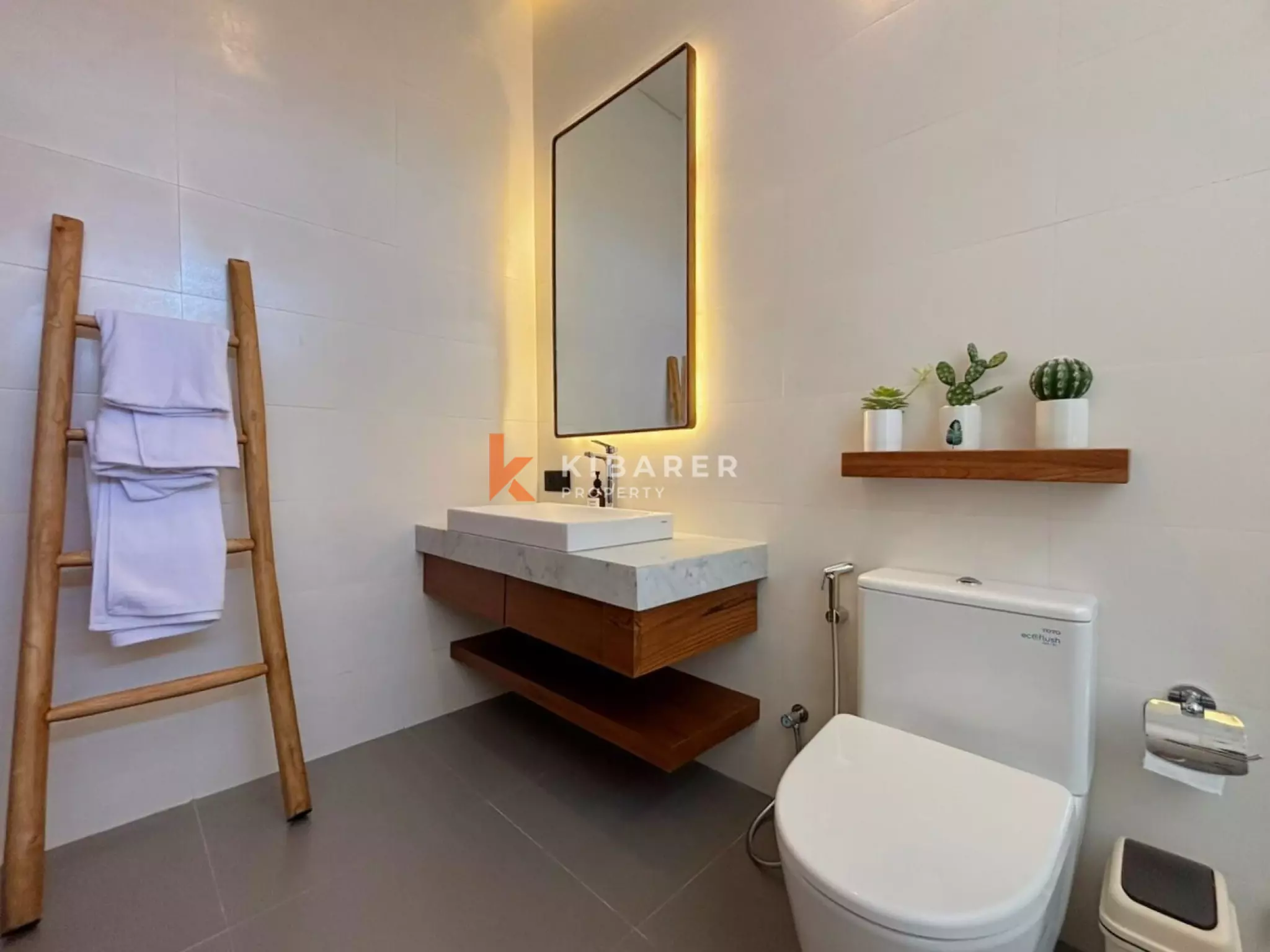 Villa Lima Kamar Tidur yang Dirancang dengan Cermat dengan Mini-Spa Pribadi di Batu Bolong