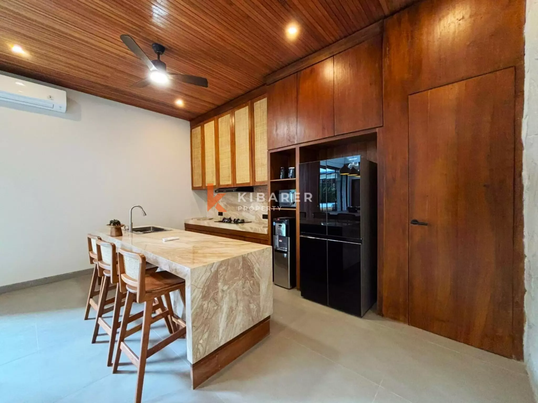 Villa Lima Kamar Tidur yang Dirancang dengan Cermat dengan Mini-Spa Pribadi di Batu Bolong