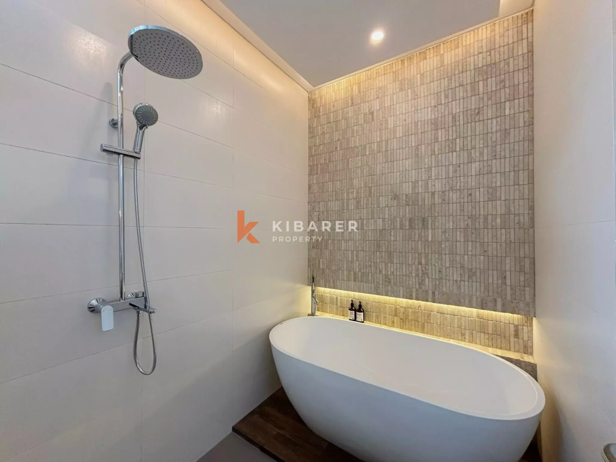 Villa Lima Kamar Tidur yang Dirancang dengan Cermat dengan Mini-Spa Pribadi di Batu Bolong