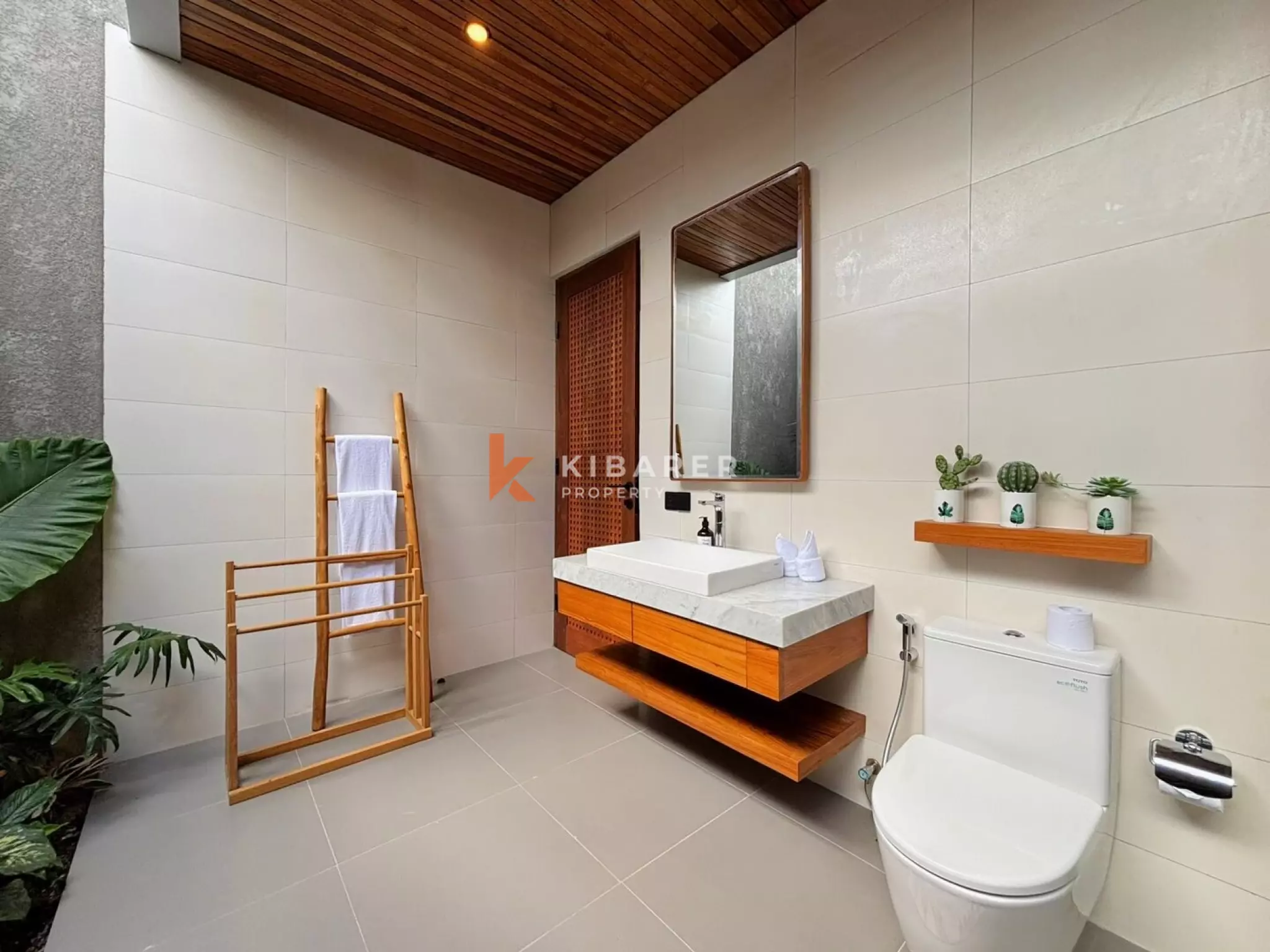 Villa Lima Kamar Tidur yang Dirancang dengan Cermat dengan Mini-Spa Pribadi di Batu Bolong