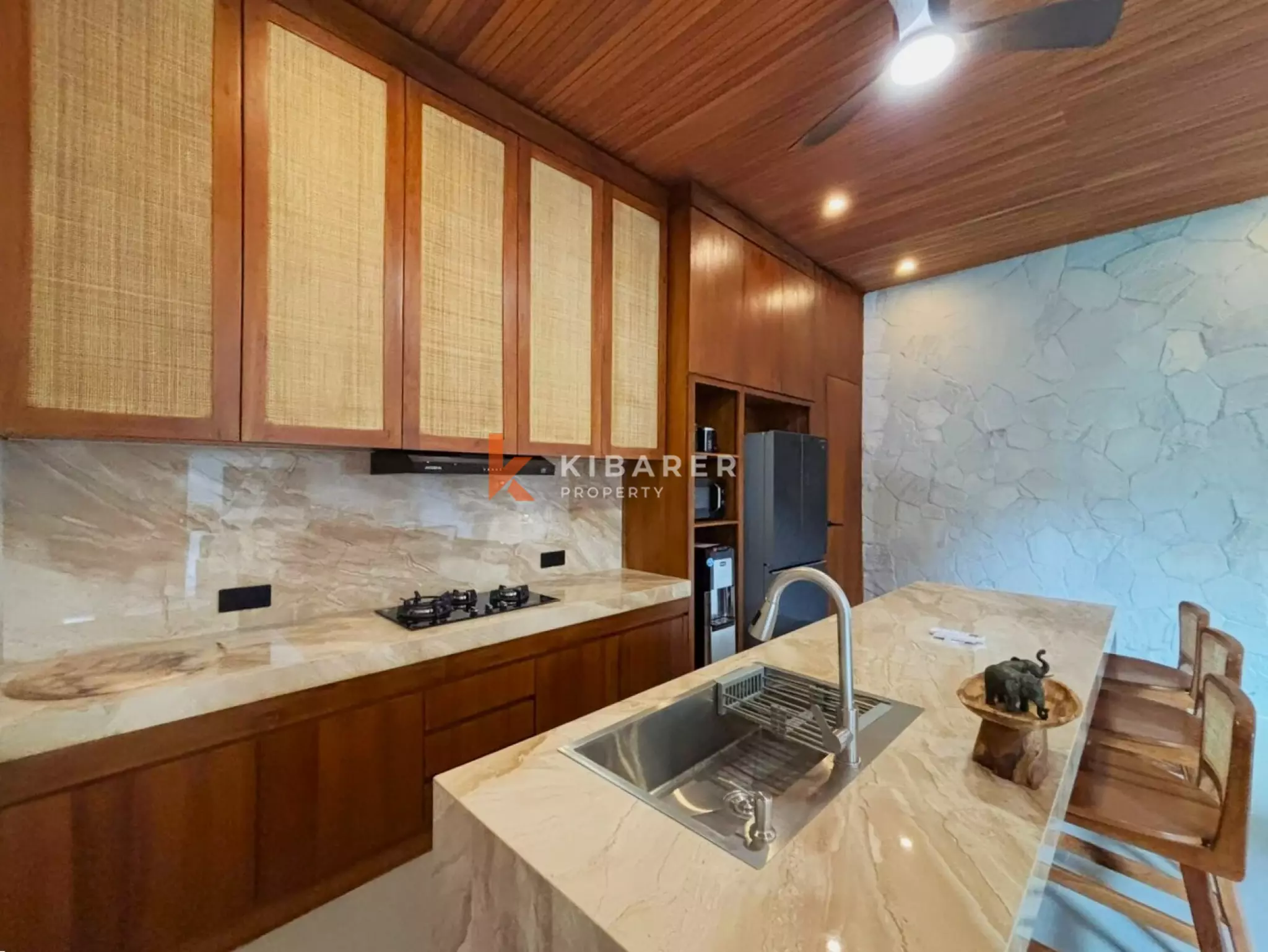 Villa Lima Kamar Tidur yang Dirancang dengan Cermat dengan Mini-Spa Pribadi di Batu Bolong