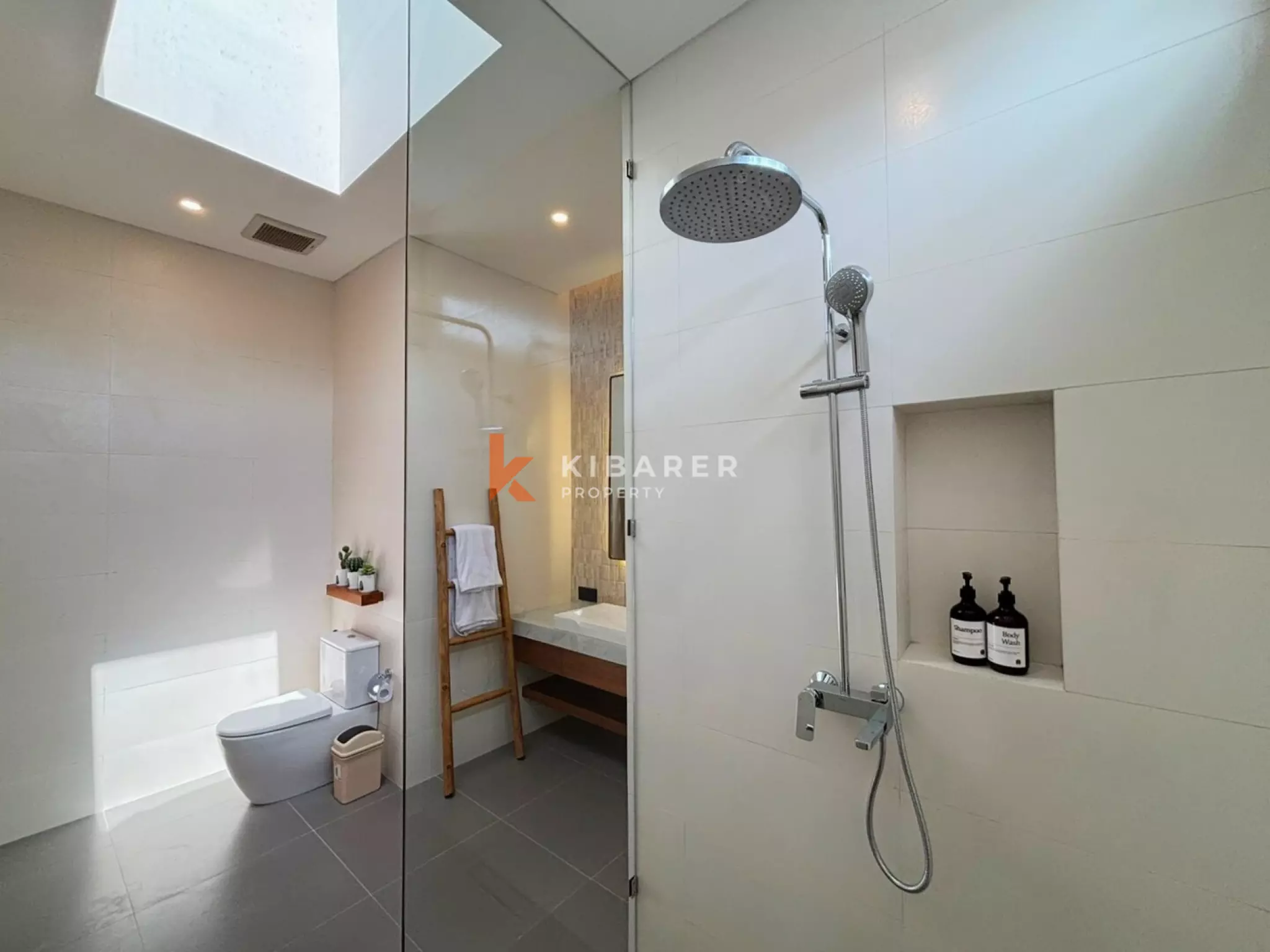 Villa Lima Kamar Tidur yang Dirancang dengan Cermat dengan Mini-Spa Pribadi di Batu Bolong