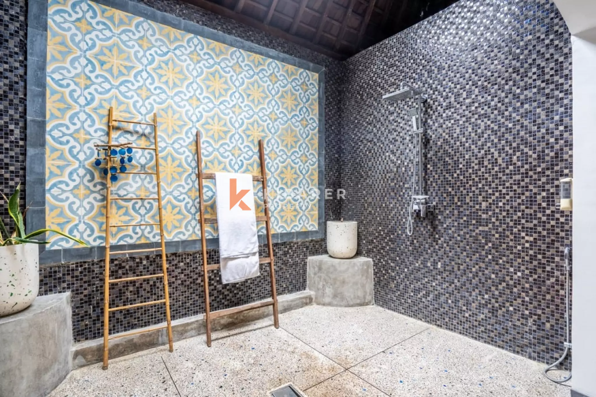 Grand Joglo Five-Bedrooms Open Living Villa in Canggu