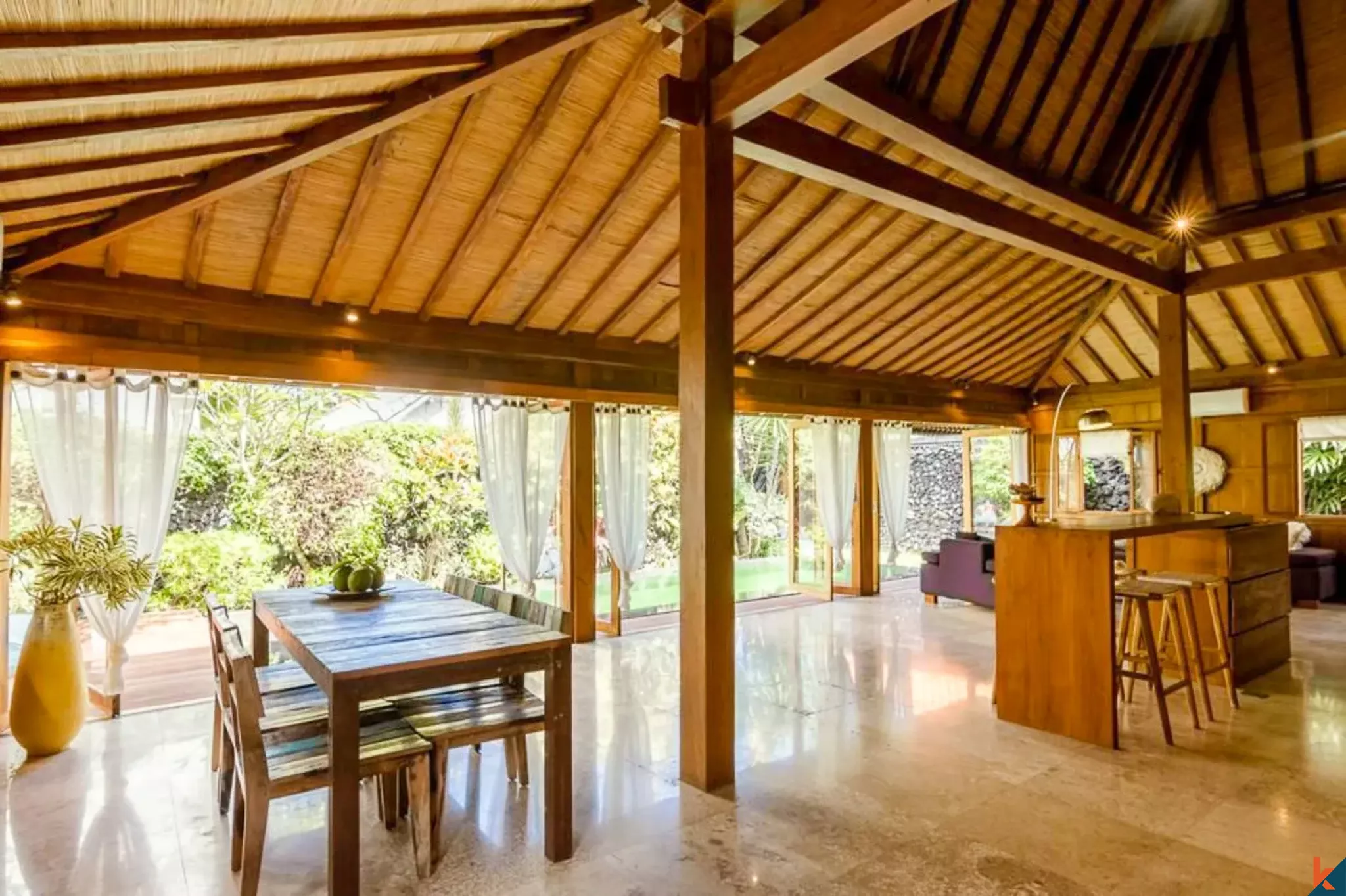 Properti bergaya joglo dua kamar tidur yang indah di Batu Bolong