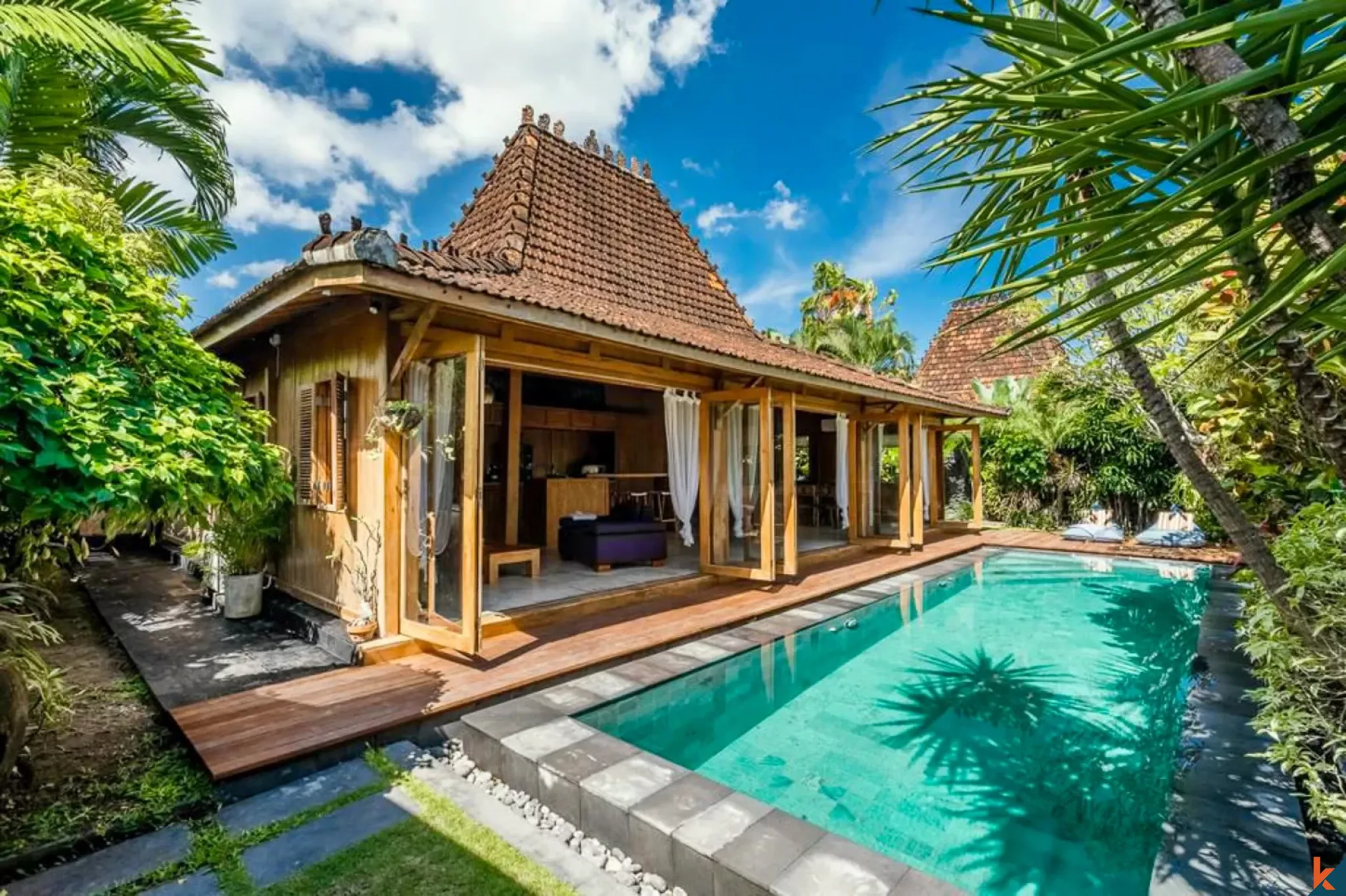 Properti bergaya joglo dua kamar tidur yang indah di Batu Bolong