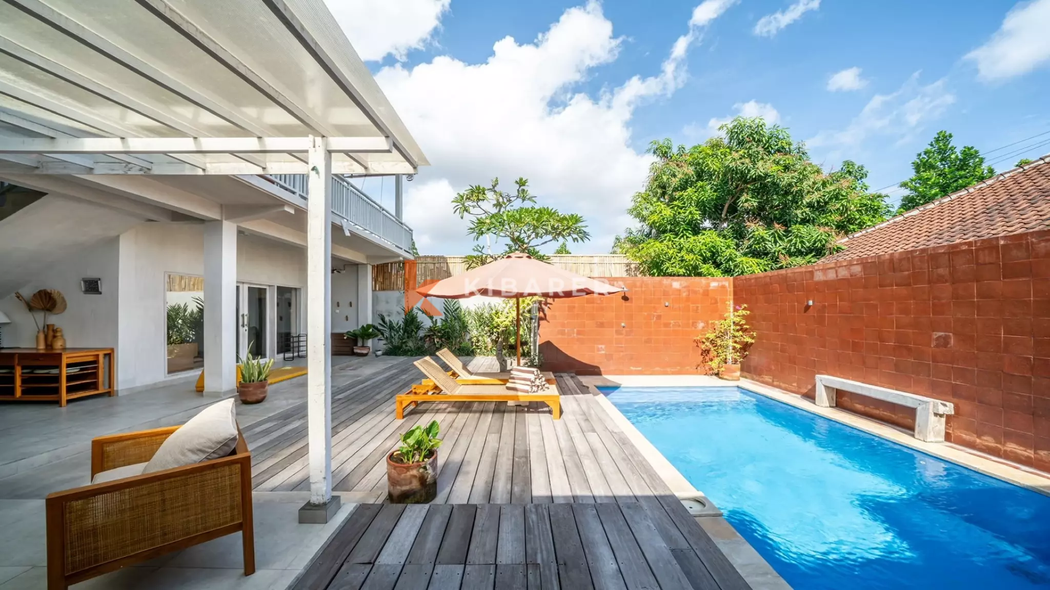 Hunian Keluarga yang Nyaman: Vila Tiga Kamar Tidur dengan Ruang Tamu Terbuka di Umalas