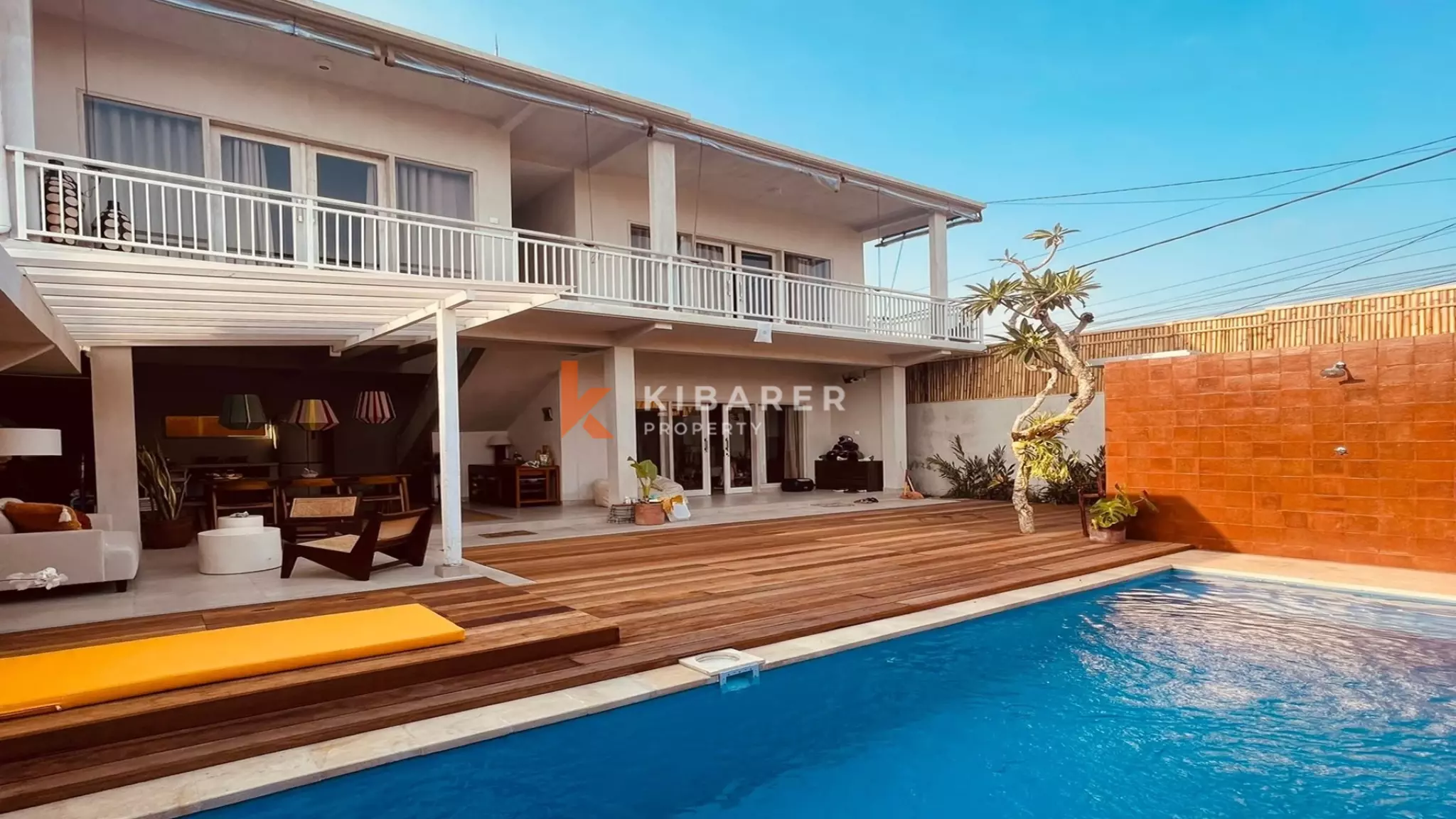 Hunian Keluarga yang Nyaman: Vila Tiga Kamar Tidur dengan Ruang Tamu Terbuka di Umalas