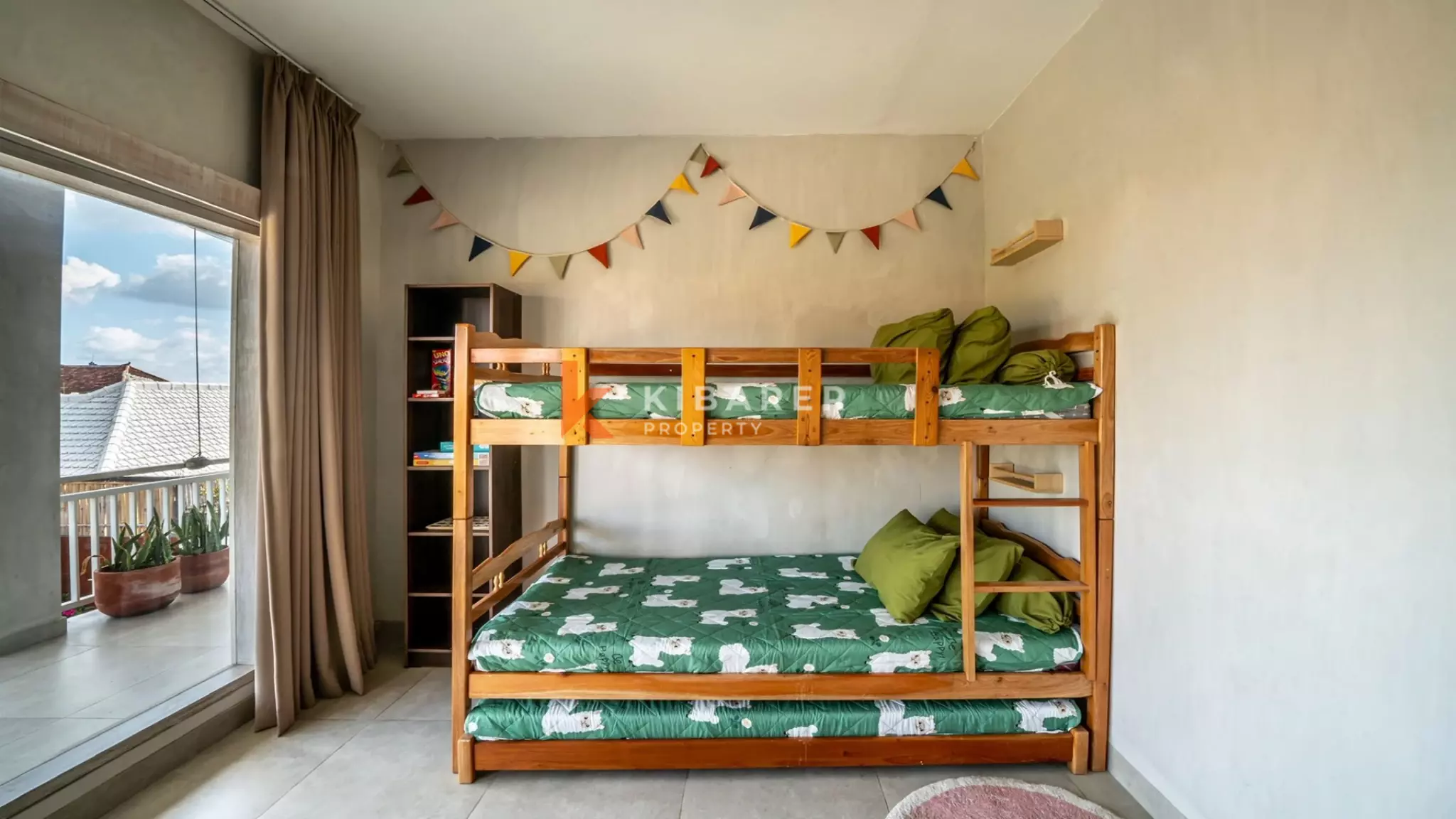 Hunian Keluarga yang Nyaman: Vila Tiga Kamar Tidur dengan Ruang Tamu Terbuka di Umalas