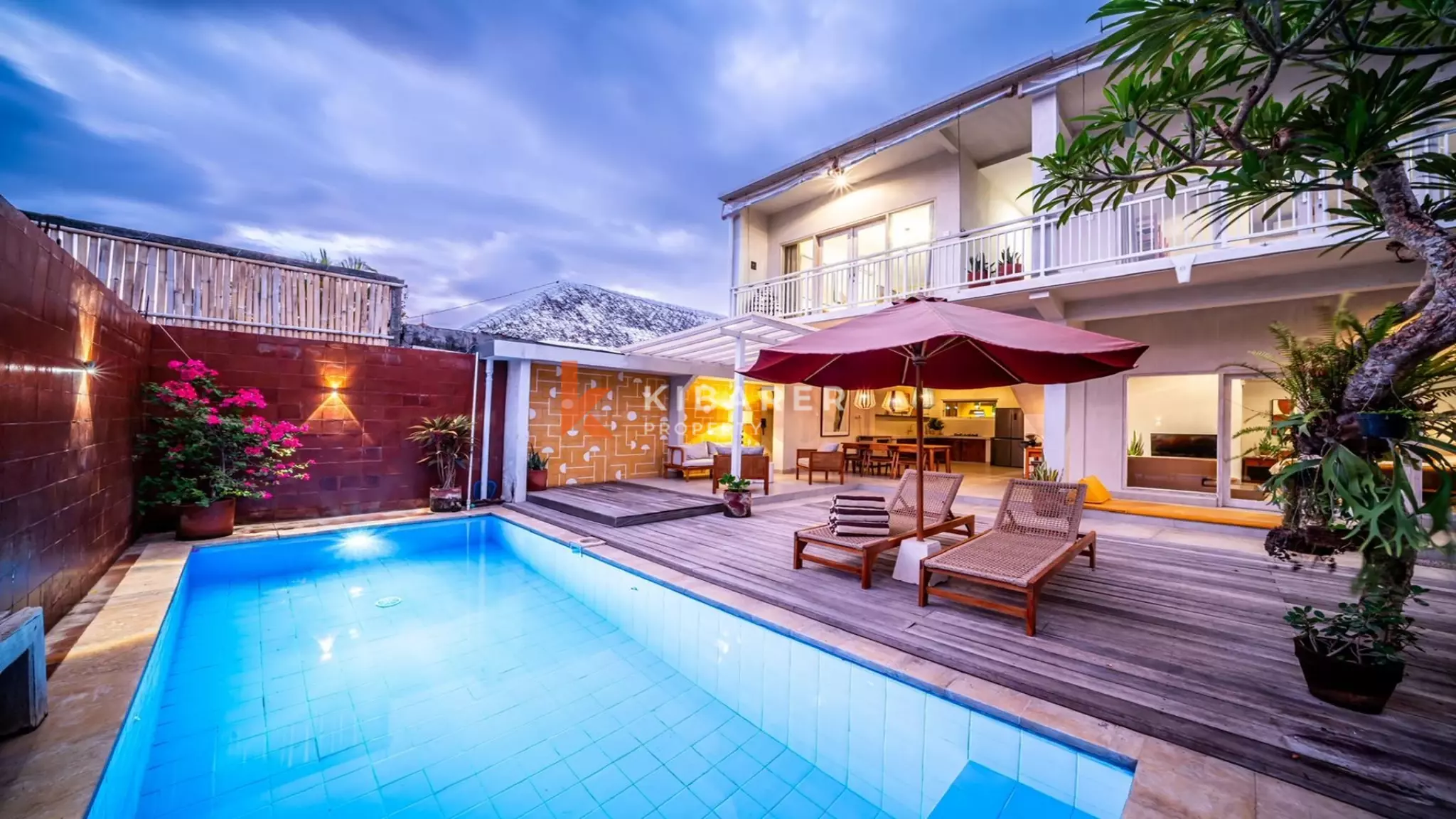 Hunian Keluarga yang Nyaman: Vila Tiga Kamar Tidur dengan Ruang Tamu Terbuka di Umalas