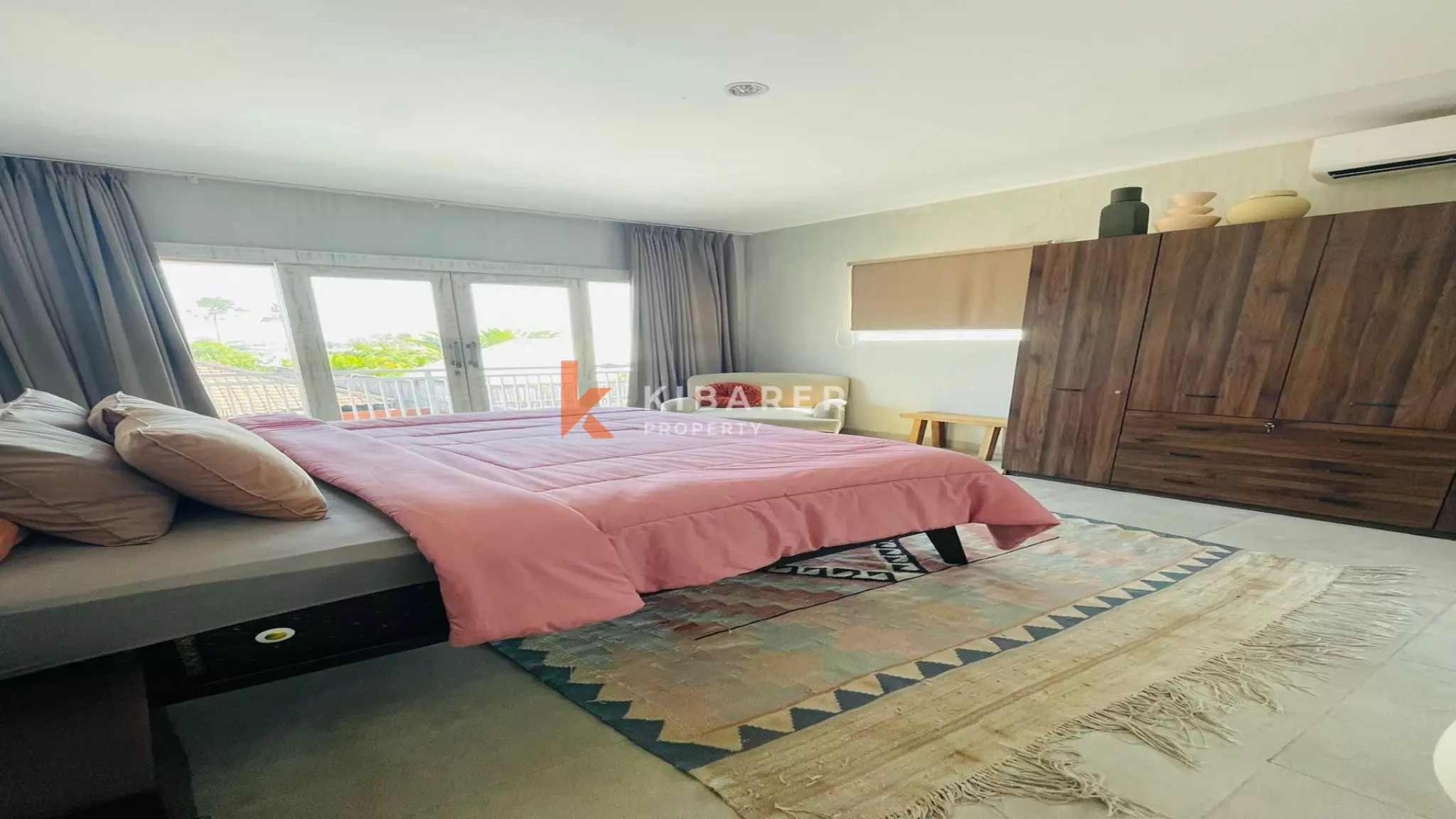 Hunian Keluarga yang Nyaman: Vila Tiga Kamar Tidur dengan Ruang Tamu Terbuka di Umalas