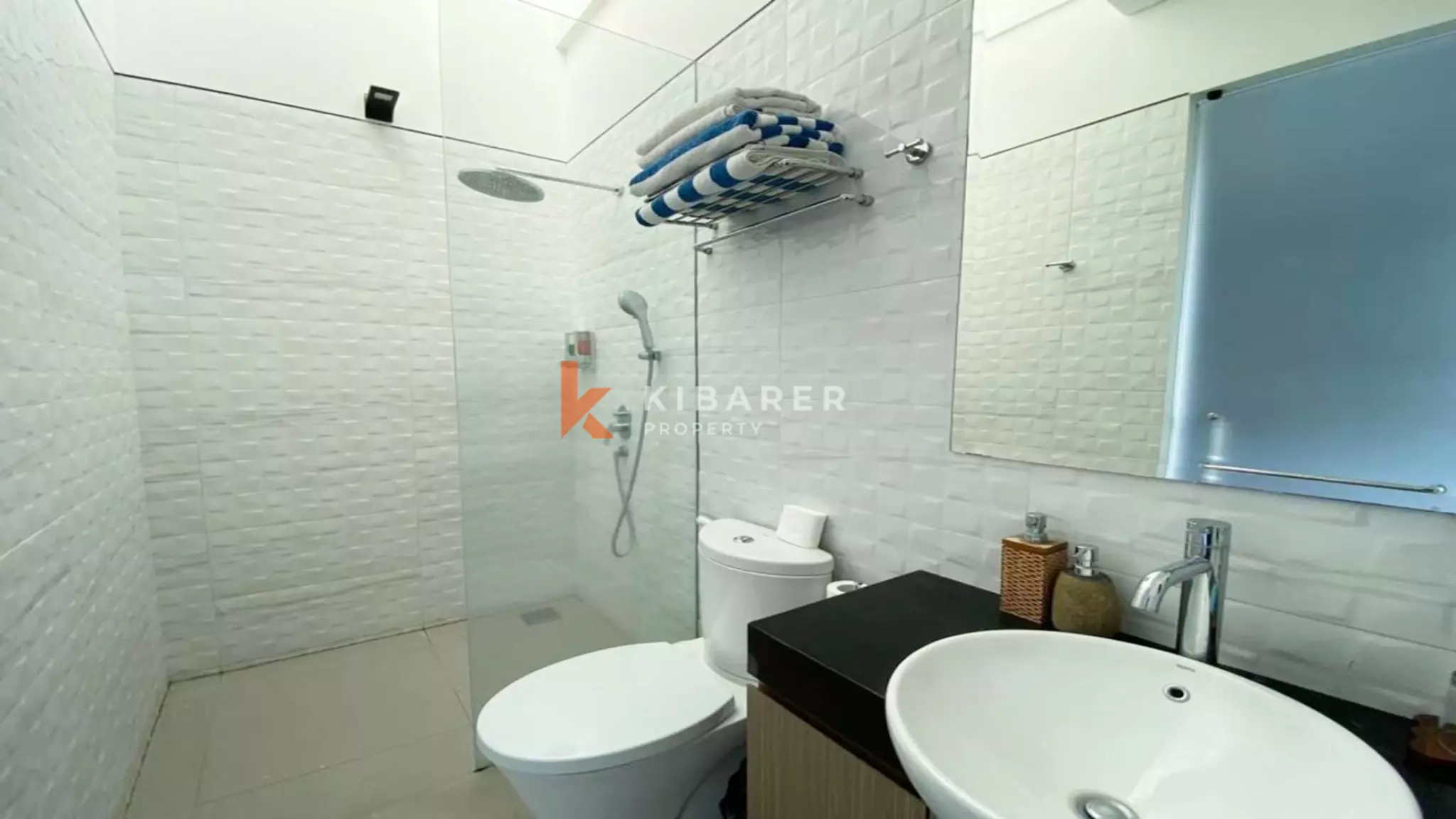 Your Private Getaway: Two-Bedroom Enclosed Living Villa in Ungasan