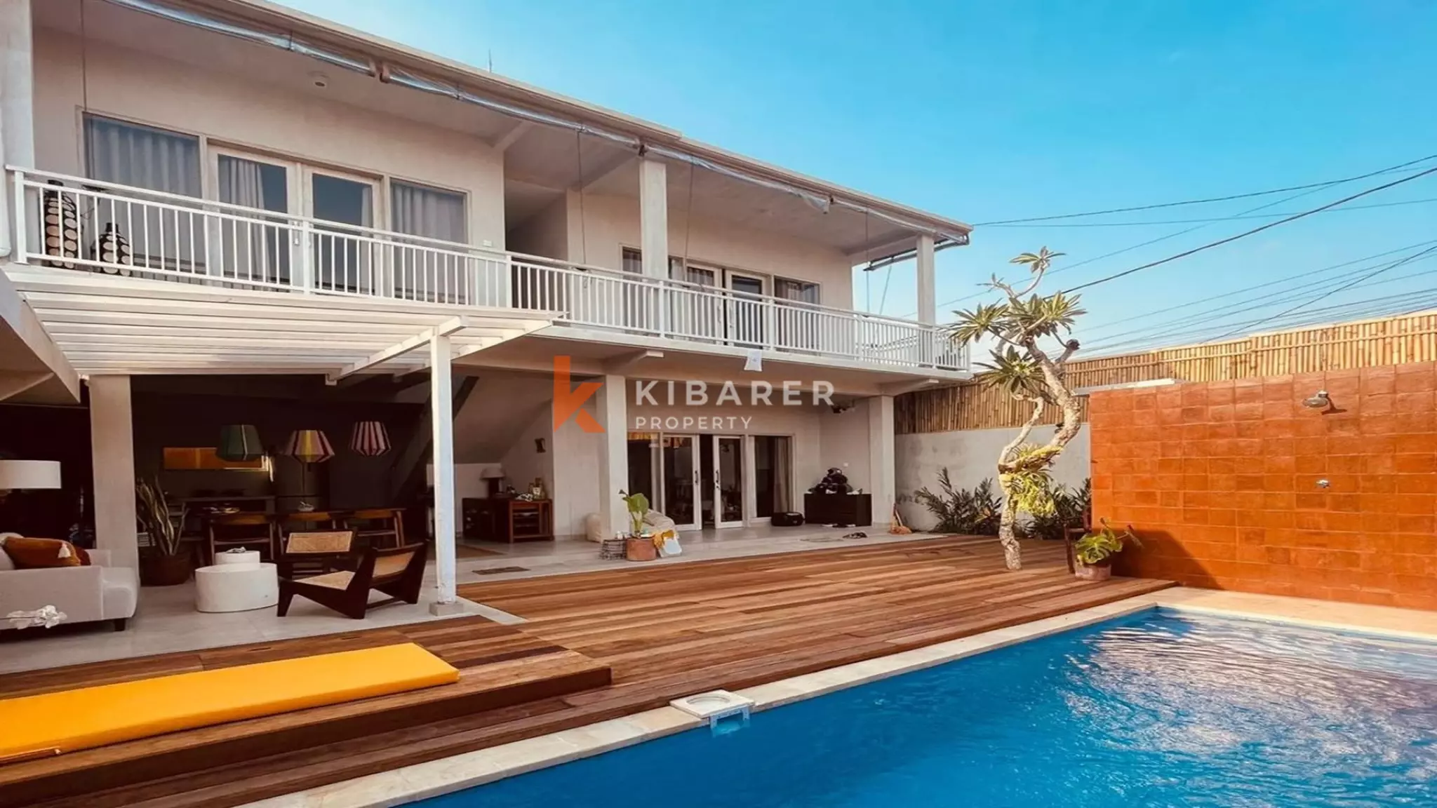 Hunian Keluarga yang Nyaman: Vila Tiga Kamar Tidur dengan Ruang Tamu Terbuka di Umalas