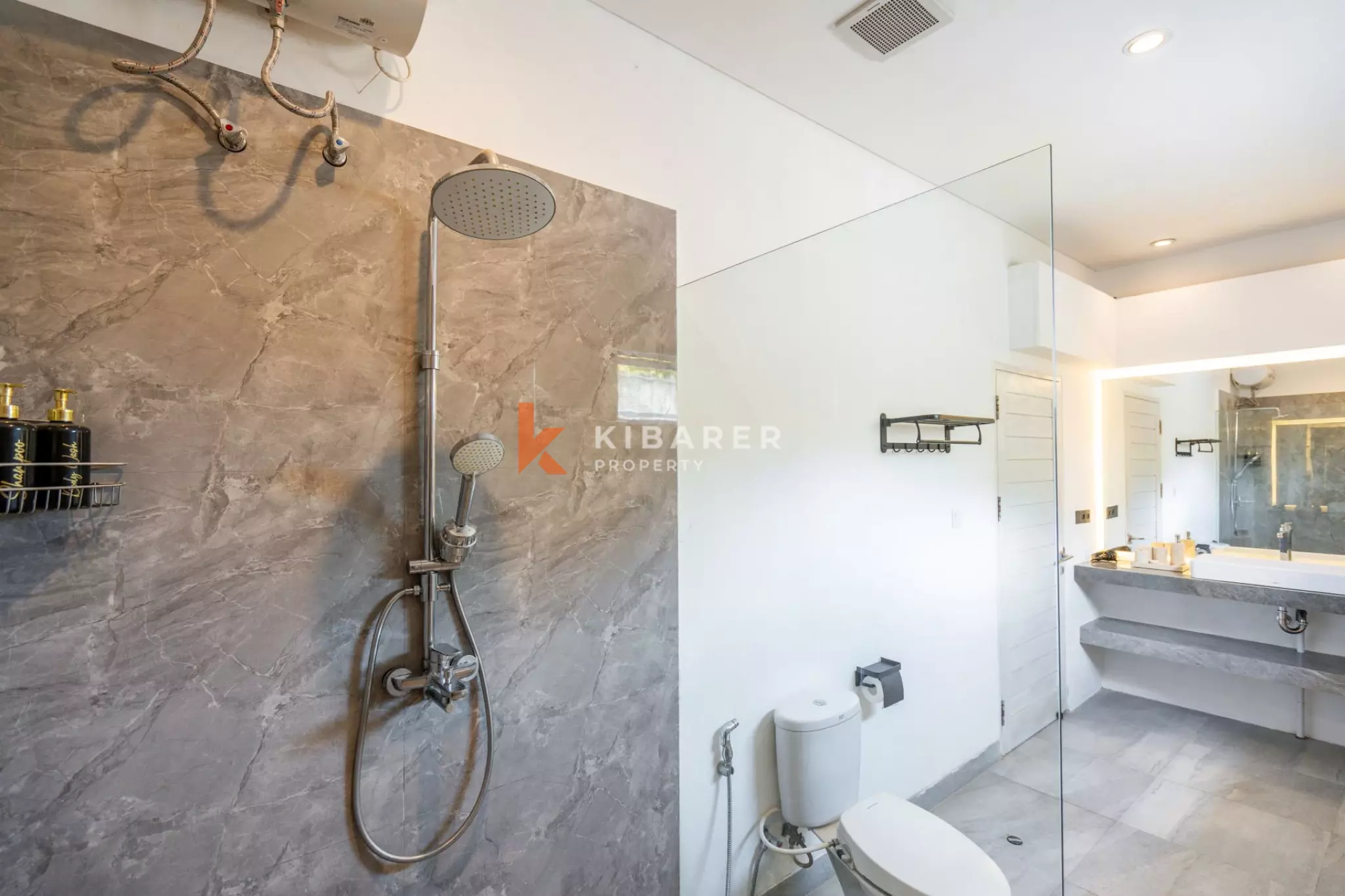 Rare villa de cinq chambres avec jardin clos à Canggu