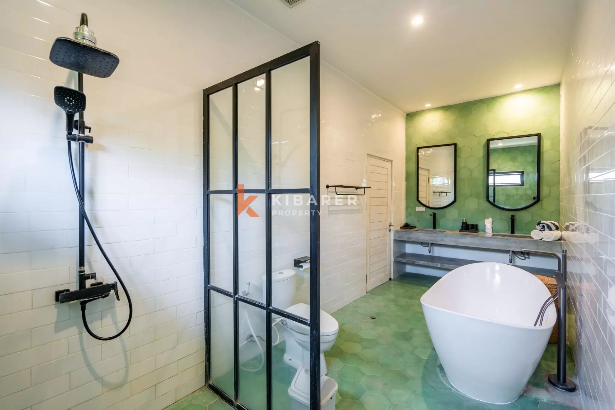 Rare villa de cinq chambres avec jardin clos à Canggu