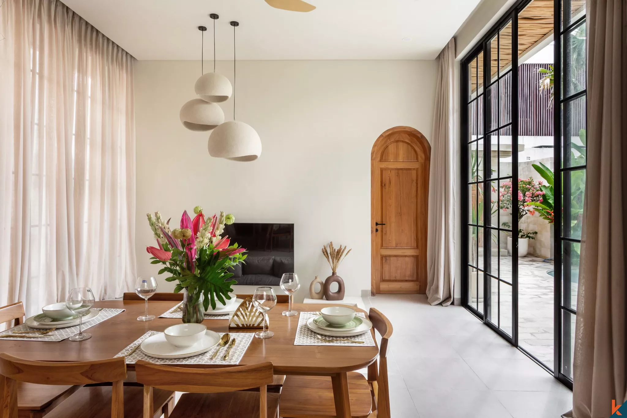 Vila Pribadi Elegan 2 Kamar Tidur dengan Kolam Renang di Cemagi yang Tenang