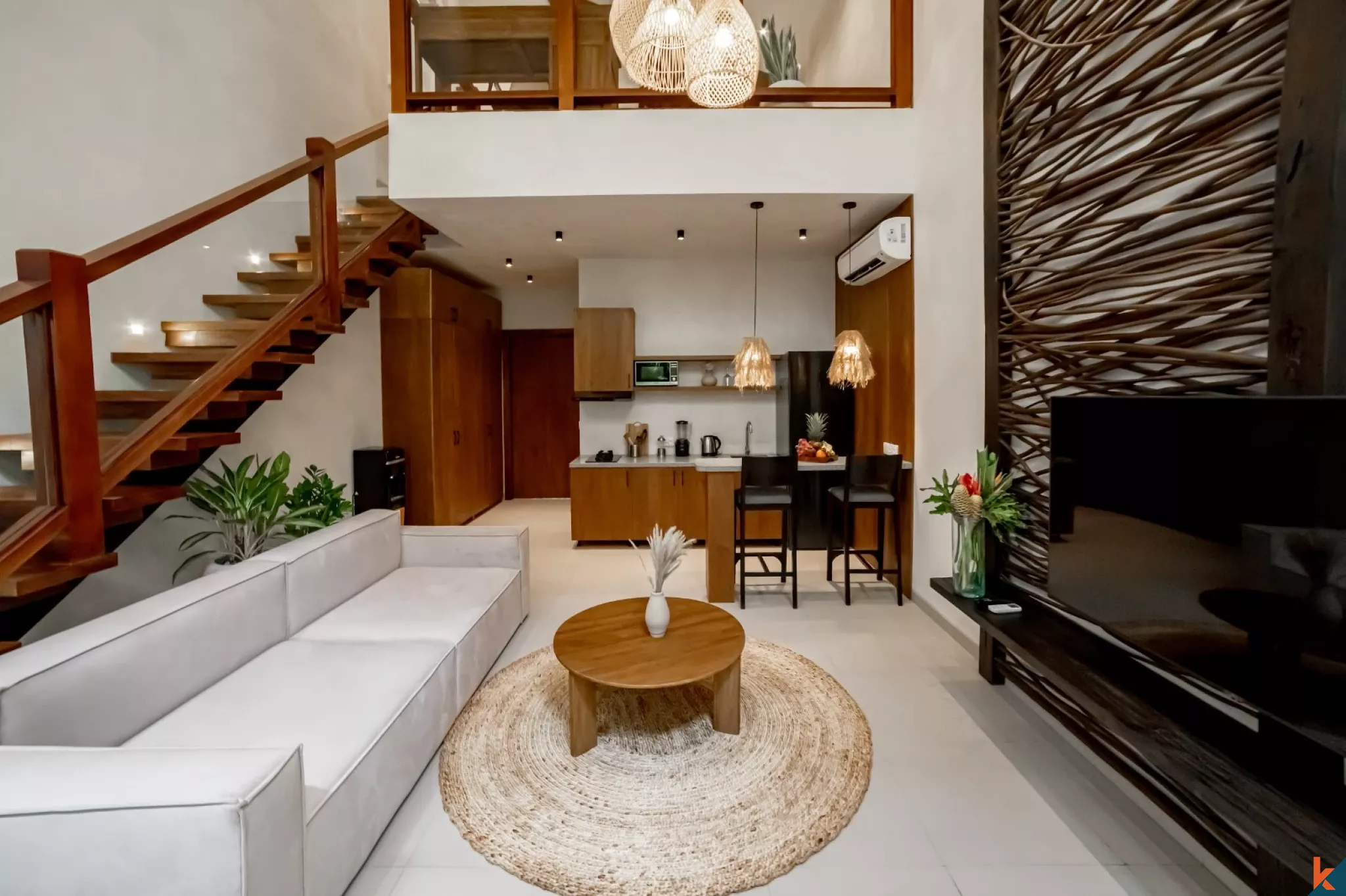 Villa Bergaya Loft Modern dengan 1 Kamar Tidur dan Kolam Renang Bersama di Berawa