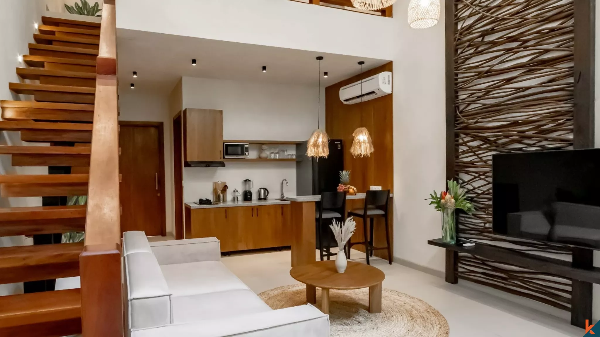 Villa Bergaya Loft Modern dengan 1 Kamar Tidur dan Kolam Renang Bersama di Berawa